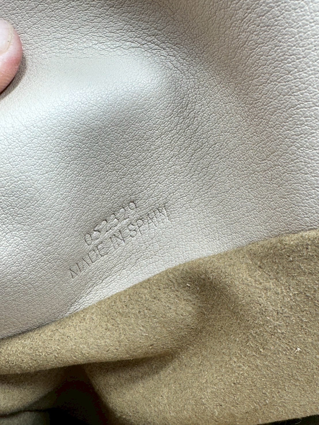 ORI หนังแท้ | Medium Loewe Flamenco clutch in nappa leather 30cm กระเป๋าสะพายทรงคลัชดีไซน์รูดเชือก เรียบหรูดูแพง เรียบง่ายใช้งานสะดวก หนังแนปป้าให้สัมผัสนุ่มสบายผิว มาพร้อมสายสะพายร้อยห่วงหรูหรา