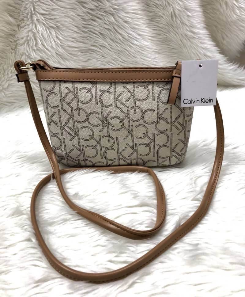CALVIN KIEIN MINI CROSSBODY BAG กระเป๋าสะพาย size mini น่ารัก วัสดุหนังลายแบรนด์รอบใบ ด้านหน้าประกับ l0go brand อะไหล่ทอง เปิดปิดกระเป๋าแบบซิป ภายในโล่ง ใส่ธนบัตร, bookbank, มือถือได้ทุกรุ่น สายสะพาย เป็นหนังนิ่มสะพายสบาย ใบนี้ classic ตลอดกาลค่ะ