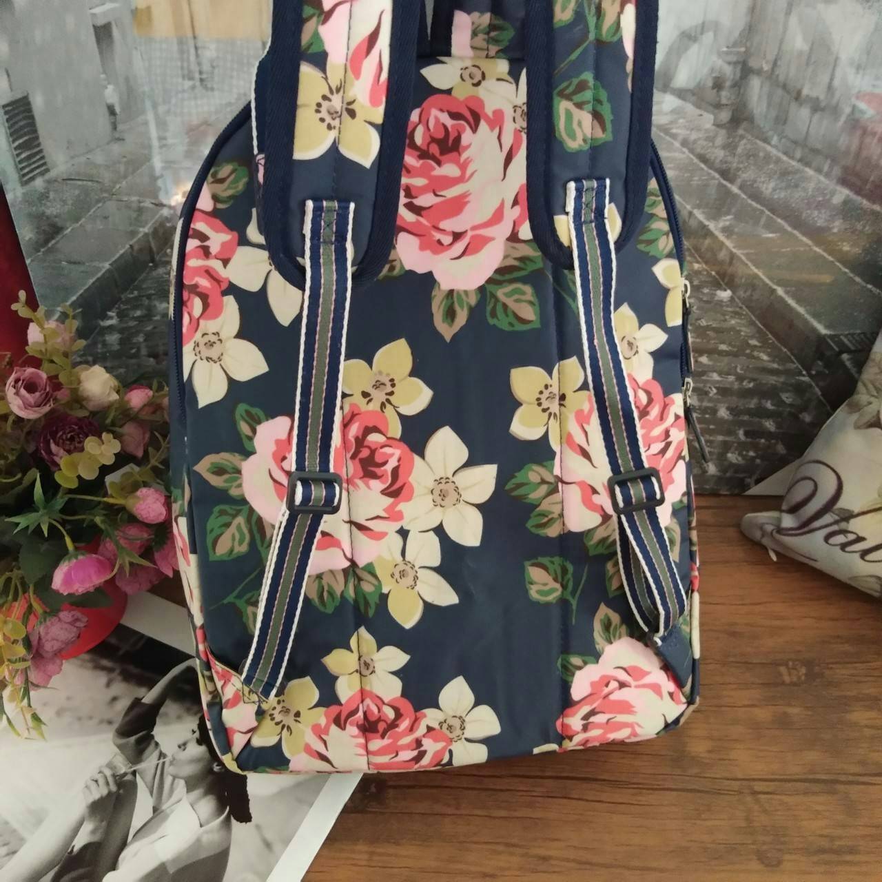 Cath Kidston Backpack Bag - กระเป๋าเป้ สไตล์วินเทจสุดฮิต - เปิด/ปิดกระเป๋าด้วยซิปรอบ - ภายใน มีช่องซิปใหญ่ใส่ของ 2 ช่อง จุของได้เยอะ - ด้านหน้ามีช่องซิปเล็ก 1 ช่อง