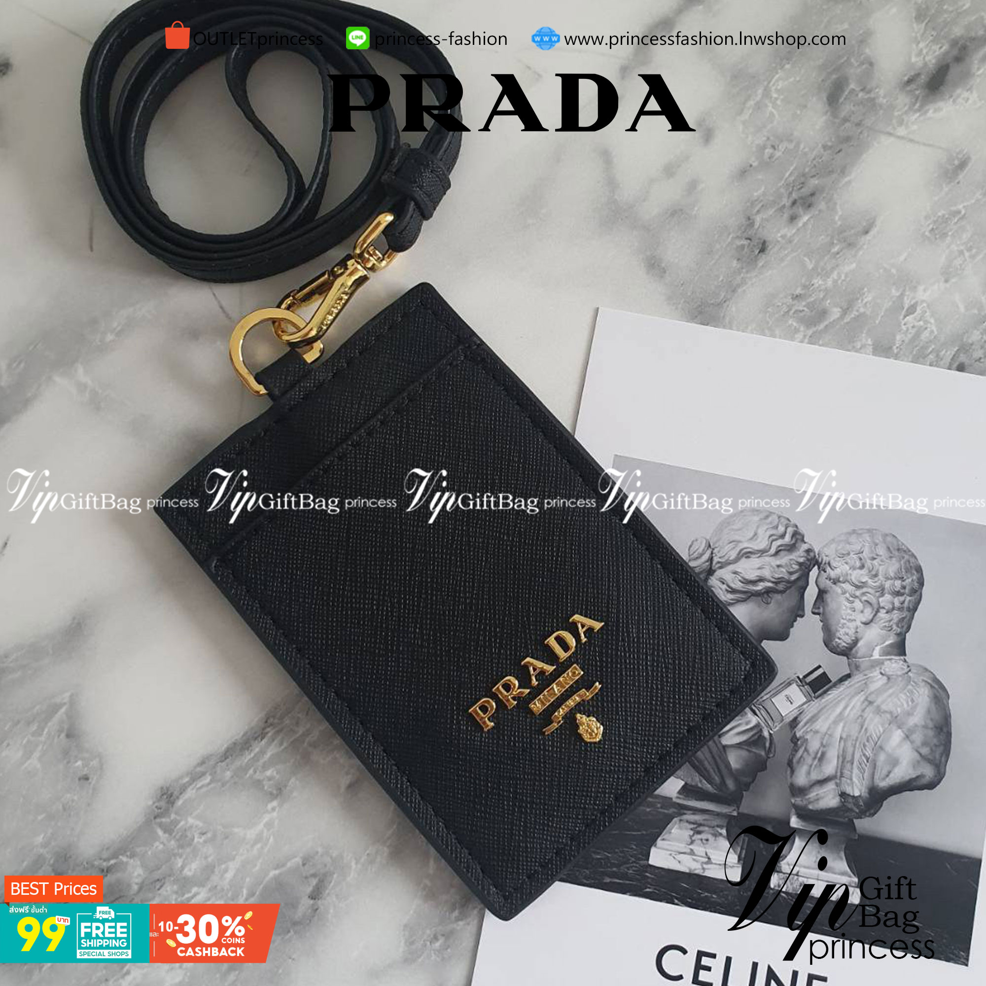 สิ้นสุดการรอคอย!! พร้อมส่งที่ไทยแล้วค่ะ สายคล้องบัตรสุดคลาสสิค จากงานพรีเมี่ยมกิ้ฟท์แบรนด์ดังอย่าง PRADA วัสดุหนังพรีเมี่ยม SAFFIANO อะไหล่ทอง ปั้มแบรนด์ ด้านหน้ามีช่องใส่บัตร1ใบ ประกับโลโก้PRADA และด้านหลังใส่บัตรได้อีกหนึ่งใบ(แบบใส) สำหรับโชว์บัตร ไอเท็