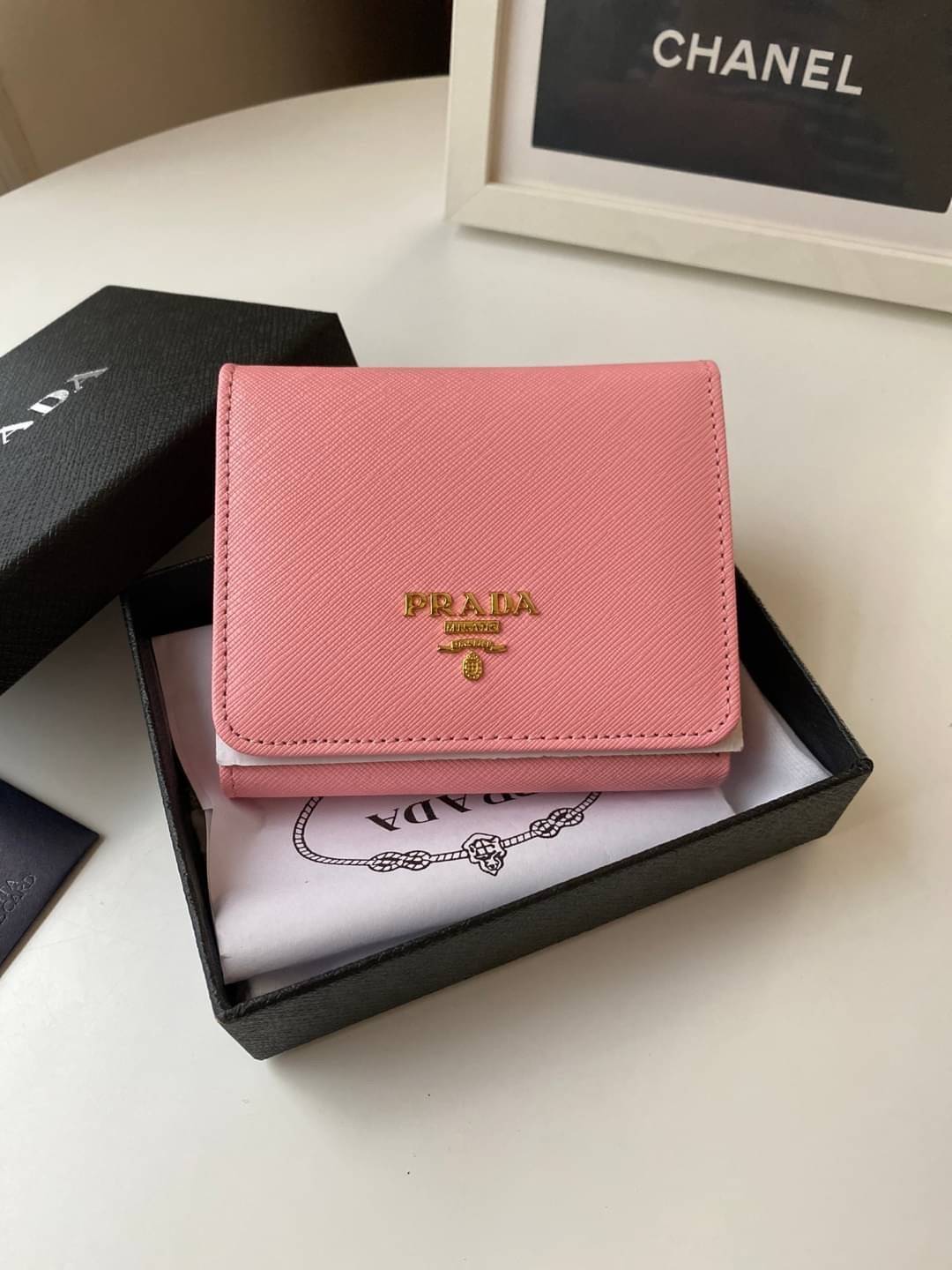 VIP หนังแท้ 】3พับ PRADA Saffiano Metal Tri-Fold Wallet Orchidea