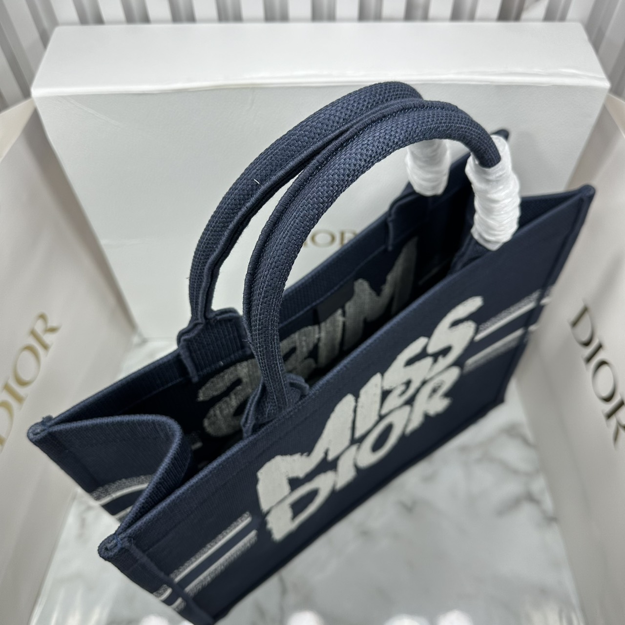 ORI หนังแท้ | Dior BookTote Blue Miss Dior Embroidery Tote Bag กระเป๋าทรงโท้ทคอลใหม่ โทนดำคลาสสิก สวยงามและหรูหรา