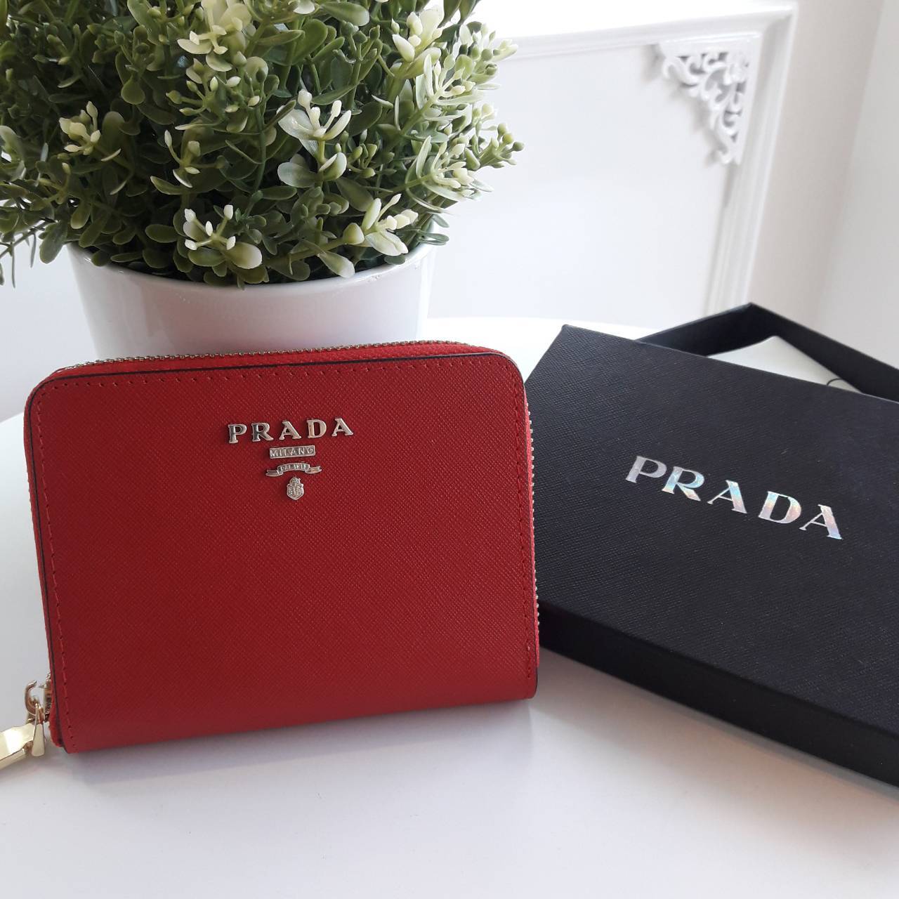 New Item! สำหรับสาวๆที่ชอบถือ **กระเป๋าสตางค์ใบเล็ก ขอแนะนำ Prada Short Saffiano wallet กระเป๋าสตางค์สั้น ขนาดกะทัดรัด เปิดปิดด้วยซิป อะไหล่ทอง ปั้มแบรนด์ ทั้งใบ **จุดเด่น มีช่องใส่รูปถ่าย ใส่บัตรได้หลายช่อง ด้านในมีช่องซิปแยกอีก1ช่องค้า อีกหนึ่งไอเท็มที่