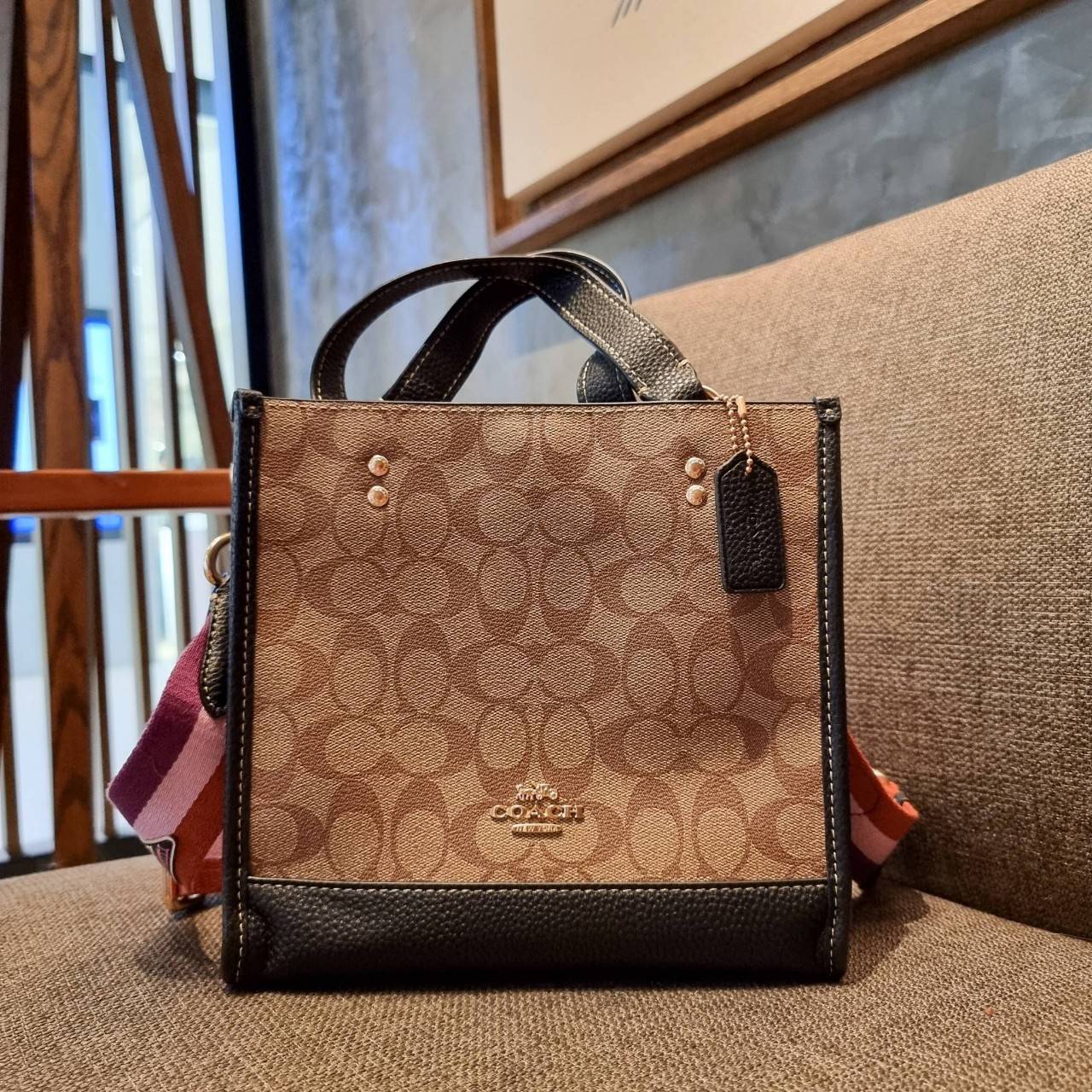COACH C6918 DEMPSEY TOTE 22 IN SIGNATURE CANVAS WITH DISCO PATCHES คอลเลคชั่นคลาสสิค ที่มาพร้อมดีเทลใหม่ กระเป๋าทรงโท้ท ขนาดน่ารักน่าใช้มากๆ สาวๆถูกอกถูกใจกันนับไม่ถ้วน!! รอบนี้เพิ่มลูกเล่นที่สายสะพาย ดีไซน์กึ่งสปอร์ต ทำให้ใช้งานได้ไม่มีเบื่อ ฟังก์ชั่นการ