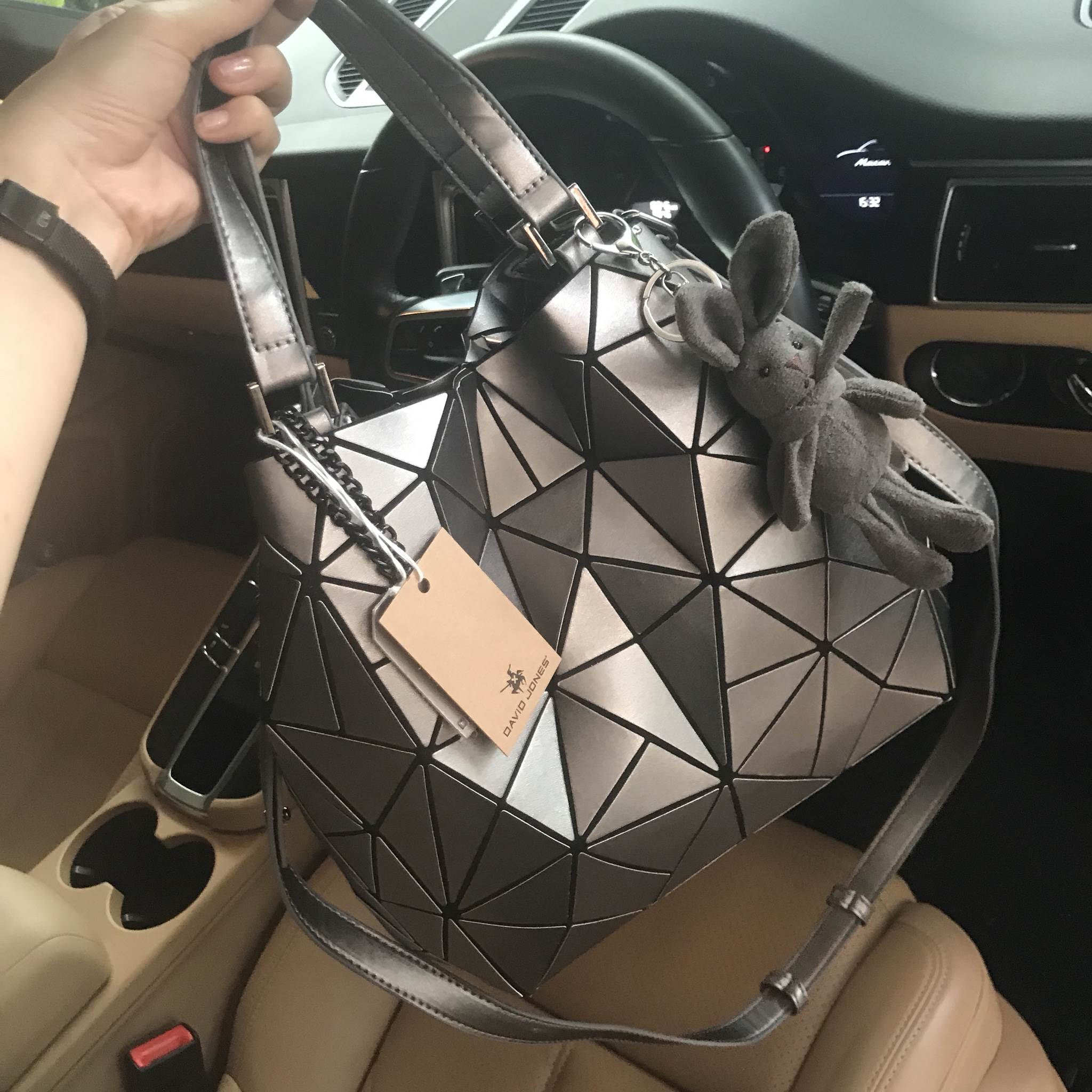 🎄New Collection 2 สีมาใหม่ รุ่นขายดีมาก !!! ลาย Limited edition หายาก 👍ปรับทรงได้ 2 แบบ น่ารักมาก มาพร้อมกระต่ายเข้า set เลิศคะ กระเป๋า จากแบรนด์ David Jones กระเป๋าสะพายข้างดีไซน์เกร๋มาก สีสวยหรูมาก ขนาดกะลังดีเลย น้ำหนังเบามากคะ ภายในมีช