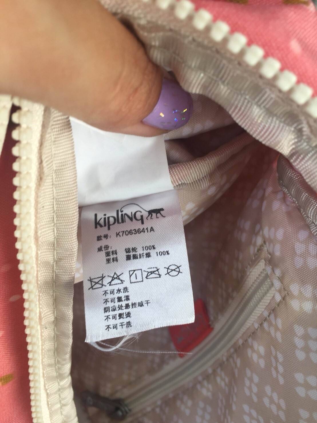 กระเป๋าเป้ Blakeney ไซส์ S จาก KIPLING ที่ออกแบบมาสำหรับผู้หญิง มาพร้อมดีไซน์เบาะรองรับหลัง ซึ่งเหมาะสำหรับ active lifestyle สามารถเก็บของได้อย่างจุใจแต่มีน้ำหนักเบา รวมถึงมีคุณสมบัติกันน้ำช่วยป้องกันให้ของในกระเป๋าปลอดภัยไร้กังวล