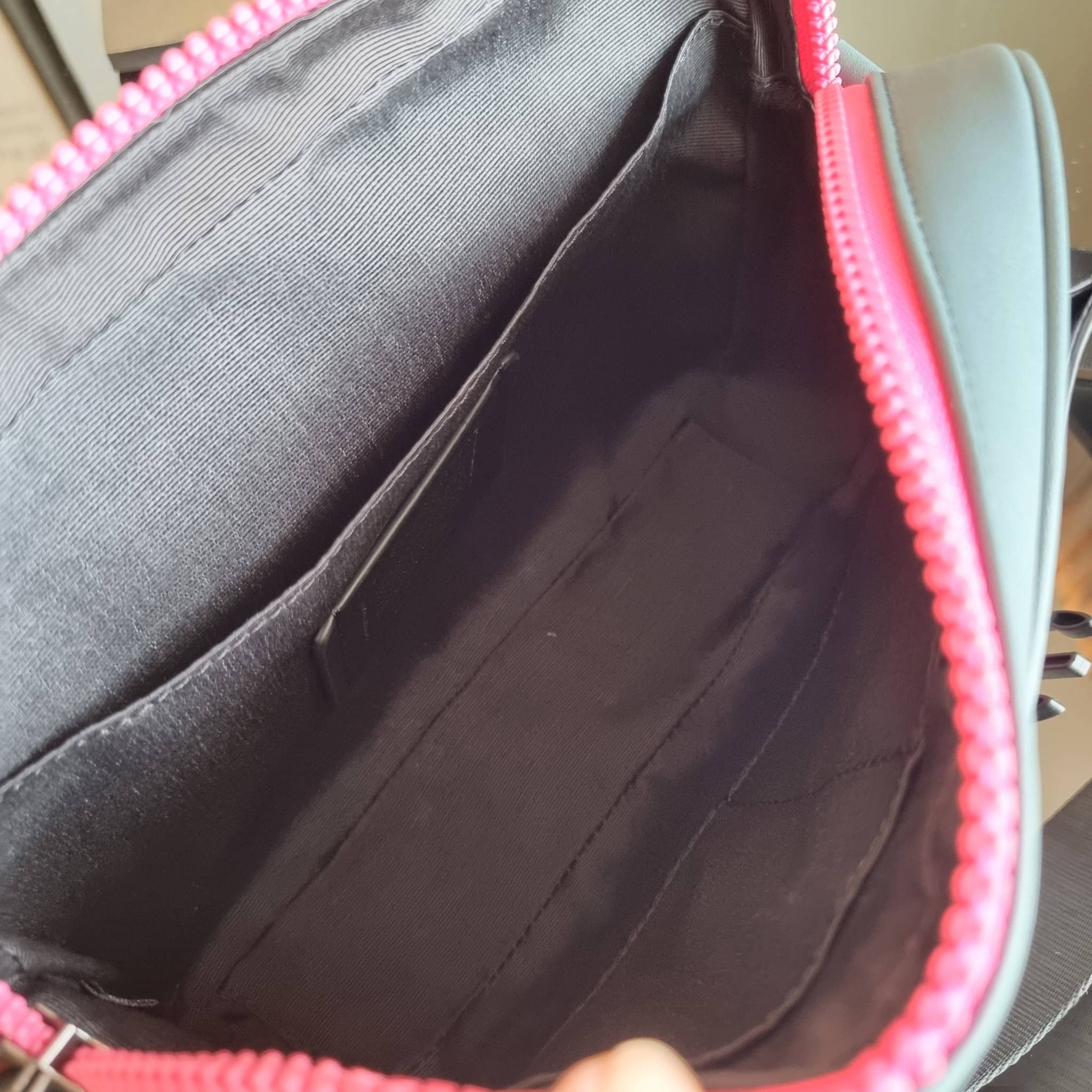 COACH TRACK CROSSBODY IN COLORBLOCK WITH COACH PATCH C6657 C8128 หล่อบอกต่ออีกหนึ่ง กระเป๋าสะพายทรงแมสเซ็นเจอร์ รุ่นเอาใจหนุ่มๆ ที่สาวๆก็อยากใช้!! ด้วยดีไซน์สีคัลเลอร์บล็อคที่โดดเด่น ทำให้ดูน่าใช้งาน วัสดุหนังแท้ สวยคมซ่อนหรู ฝากระเป๋ามีตัวล็อคแน่นหนา เปิ