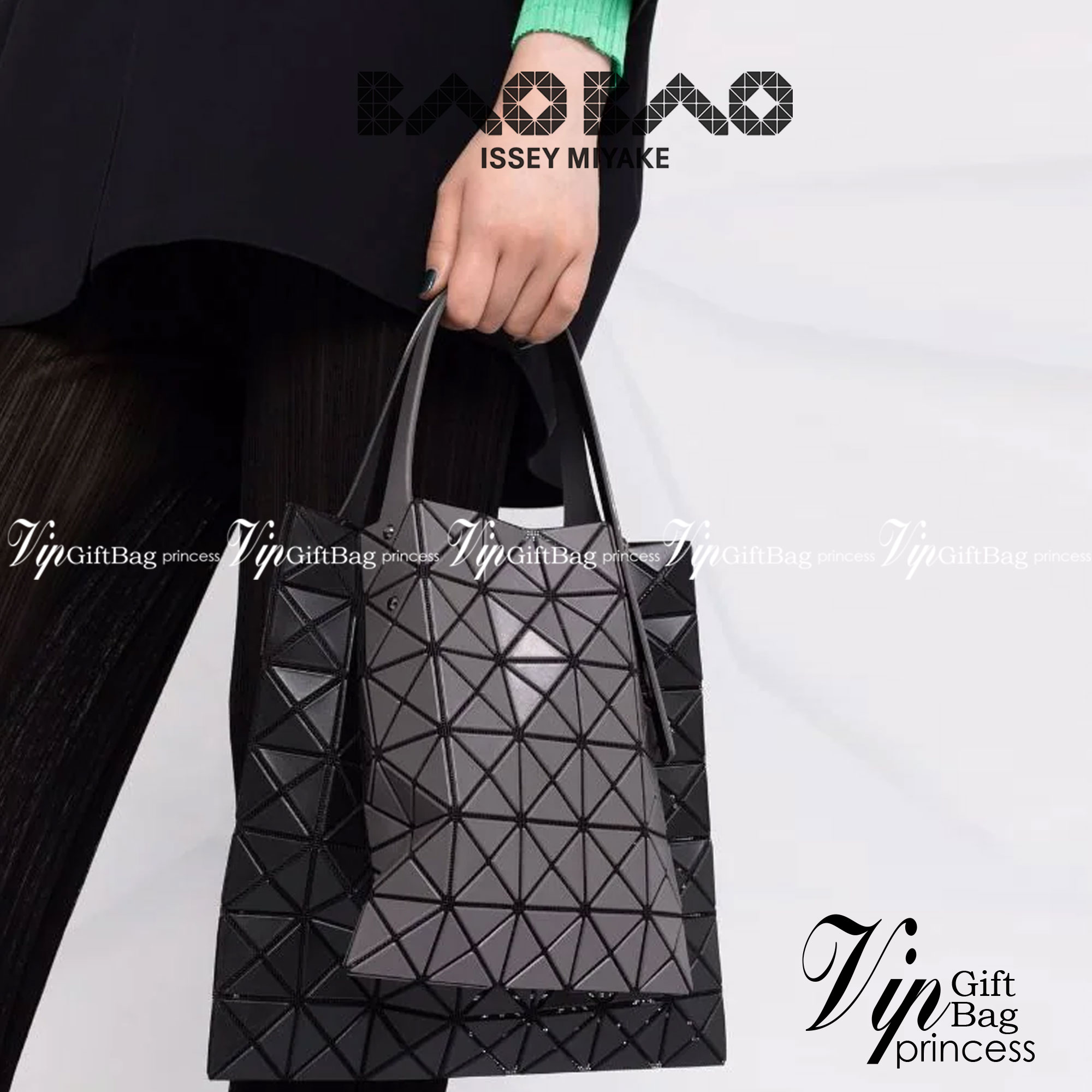 Baobao Issey Miyake Prism Kangaroo tote bag กระเป๋าถือทรงโท้ทที่ประดิษฐ์ขึ้นอย่างเชี่ยวชาญในญี่ปุ่น มาพร้อมแผงเรขาคณิตสำหรับการออกแบบที่ได้รับแรงบันดาลใจจากกระดาษพับ ซิลลูเอทอันเป็นเอกลักษณ์นี้ปิดท้ายด้วยสายรัดแบบอสมมาตร มีการพัฒนาโครงสร้างทรงสามเหลี่ยมเพ