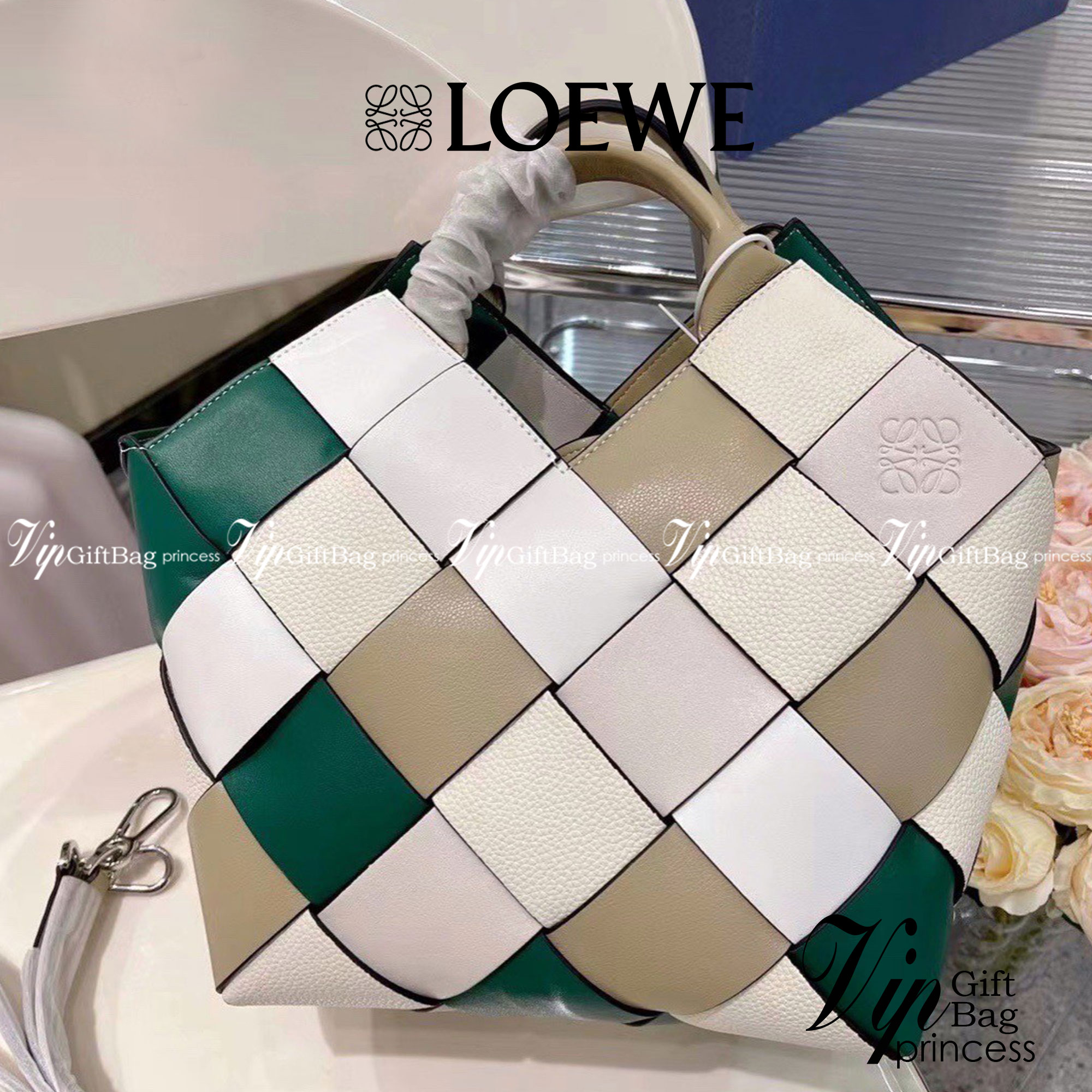 LOEWE SURPLUS LEATHER WOVEN BASKET BAG IN CLASSIC CALFSKIN พร้อมส่ง 5 สี ใหม่ล่าสุดและสวยที่สุด กระเป๋าสะพานที่ถักทอด้วยความปราณีต โดดเด่นด้วยสีที่จับมาคอนทราสได้ลงตัว ใบใหญ่จุได้แบบเน้นๆ วัสดุหนังวัวแท้เต็มใบ หรูเลิศ ปากกระเป๋ามีสายหนังสำหรับผูกรวบปากกระ