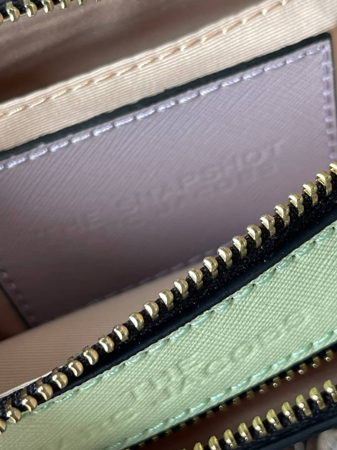 Marc Jacobs Snapshot Bag กระเป๋าแบรนด์ดังจากสัญชาติอเมริกัน นับได้ว่ารุ่นนี้เป็นรุ่นทรงฮิตเลยทีเดียว โดยด้านหน้ากระเป๋าจะเป็นโลโก้แบบโลหะที่เป็นสัญลักษณ์ของแบรนด์นี้ มาพร้อมสายสะพายที่จะสะพายยังไงก็ดูโดดเด่น เพราะขนาดใหญ่ที่สกรีนตัวอักษรโลโก้ ในรูปแบบต่าง