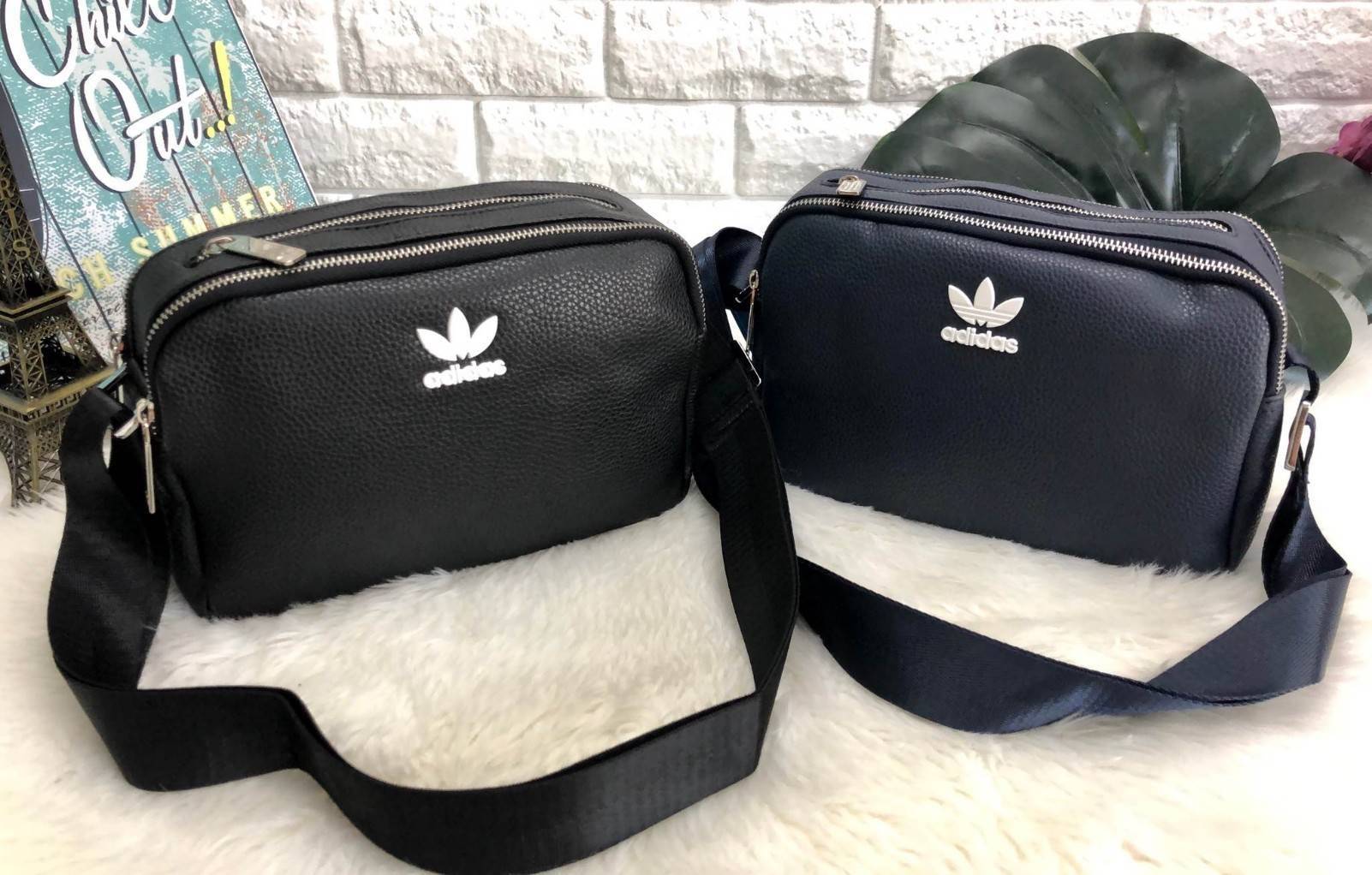 ADIDAS MESSENGER BAG กระเป๋าสะพายข้าง หรือ crossbody วัสดุ pu. น้ำหนักเบา ด้านหน้ามีโลโก้แบรนด์ ตัวกระเป๋า แบ่ง 3 ช่องซิป ช่องซิปหลักกว้าง ใส่ wallet ยาวได้ มาพร้อมสายยาวปรับได้ ใช้ได้ทั้ง ช และ ญ ค่ะ
