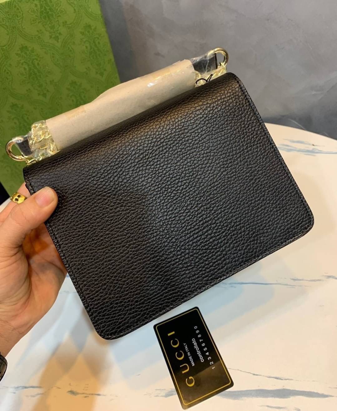 VIP GIFT 】หนังแท้ GUCCI Interlocking G Shoulder Bag กระเป๋าสะพายไหล่/ข้าง ดีไซน์ได้อย่างมีสไตล์ ดูมีสเน่ห์ด้วยโทนสีดำสุดคลาสสิก ใบนี้แมทช์ได้กับทุกลุค เท่ๆ casual หรูหรา มีช่องแบ่งสัดส่วนสวยงาม สาวๆขี้เบื่อขอแนะนำใบนี้เลยจ้า ลูกเล่นเยอะมาก เปลี่ยนสไตล์ได้