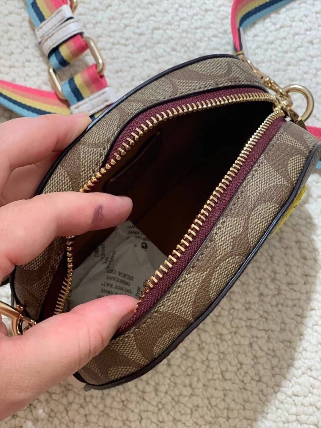 OUTLET 】COACH SNOOPY x PEANUTS MINI SERENA SATCHEL IN SIGNATURE CANVAS sling crossbody 4238 Coach Original Limited Edition Collection กระเป๋าครอสบอดี้ทรงยอดฮิต ขนาดกะทัดรัด คอลเลคชั่นพีนัท รุ่นนี้สามารถใช้ยูนิเซ็กส์ได้เลย สาวๆหนุ่มๆได้หมดไม่เกี่ยง!! รูปทร