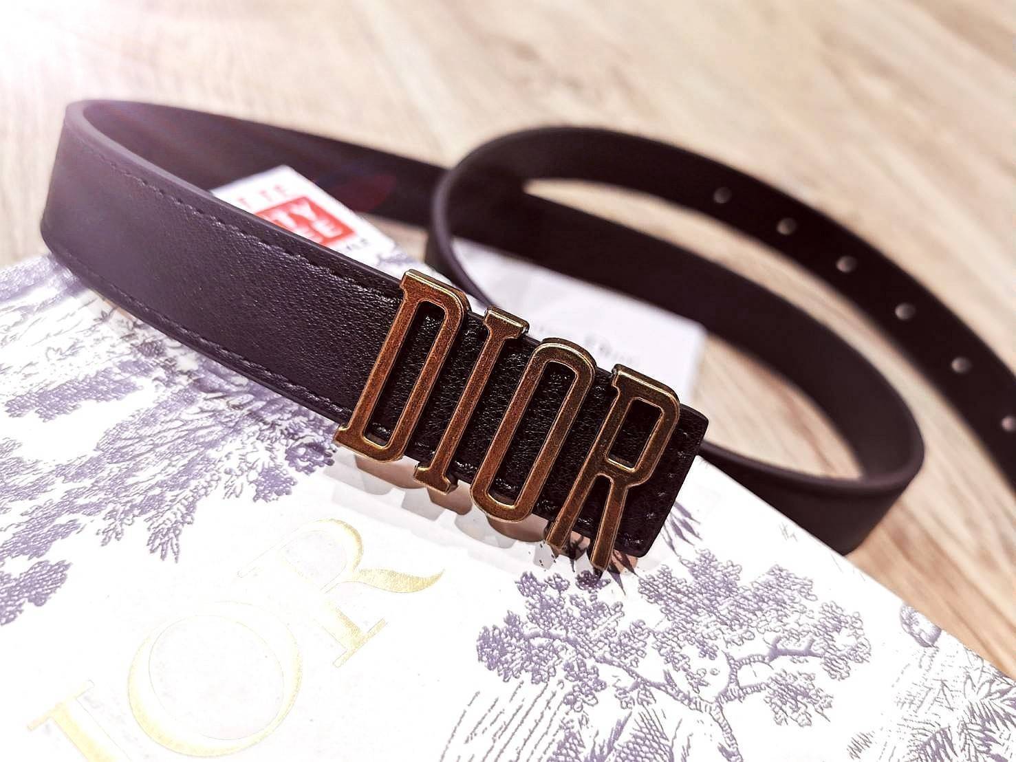 "Dior" Belts 3D Logo VIP Gift With Purchase GWP พรีเมี่ยมกิ๊ฟ Limited จาก Christian Dior Perfume Dutyfree Counter ดีไซน์สุดคลาสสิคหัวเข็มขัด Vintage วัสดุ 3D Gold Metal สายหนังแท้สีดำปรับระดับได้ Black & Gold เข้าได้กับทุกลุ๊คทุกสไตล์การเเต่งตัว