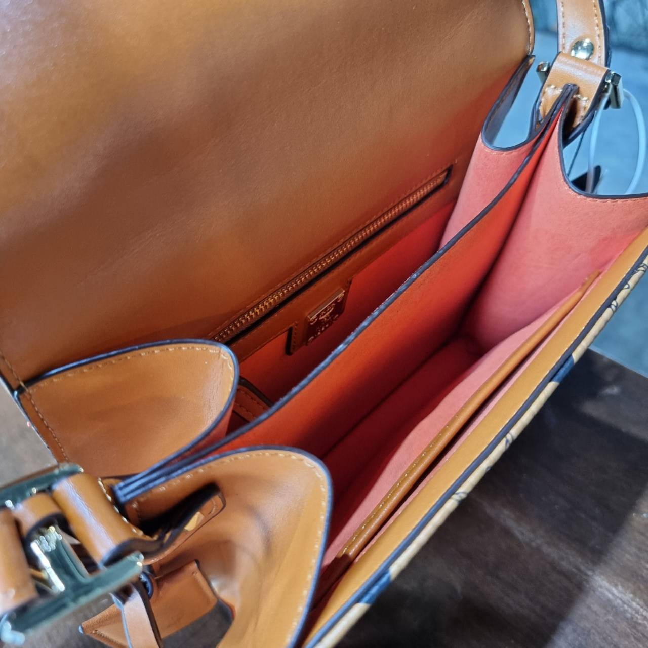 M.C.M PATRICIA SHOULDER BAG IN VISETOS กระเป๋าสะพายไหล่/ข้าง ดีไซน์ได้อย่างมีสไตล์ ดูมีสเน่ห์ด้วยทรงกระเป๋าที่โค้งบริเวณฐาน ให้ความรู้สึกนุ่มนวลมากขึ้น ใบนี้แมทช์ได้กับทุกลุค เท่ๆ casual หรูหรา หวานๆ ก็ทำให้โดดเด่นได้ด้วยไอเท็มนี้ วัสดุหนังแคนวาสคุณภาพดี 