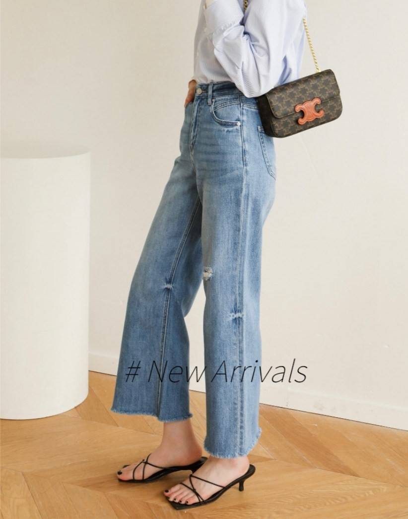 Celine Chain Shoulder Bag Cuir Triompe In Triompe เป็นกระเป๋าถูกประดิษฐ์ขึ้นในรูปทรงมินิมอล นับว่าเป็นกระเป๋าอีกหนึ่งรุ่นในซีรีส์ Triomphe ที่ได้รับความนิยมอย่างมาก โดยเป็นกระเป๋าสะพายไหล่ทรงสี่เหลี่ยมผืนผ้าที่อัดแน่นไปด้วยกลิ่นอายความคลาสสิกตามแบบฉบับของ