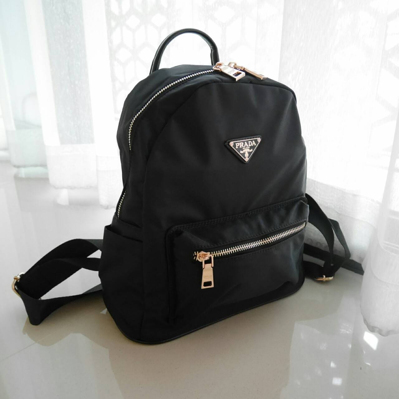 Don't Miss! กลายเป็นรุ่นยอดฮิต ไปแล้วคะ สำหรับ PRADA NYLON MINI BACKPACK กระเป๋าสะพายเป้ Size mini พรีเมี่ยมกิ้ฟจากเคาน์เตอร์ต่างประเทศรุ่น Limited edition ที่ฮ๊อตสุดๆ วัสดุเป็น Nylon เนื้อหนาคุณภาพดีตขนาดกะทัดรัดกำลังดี น้ำหนักเบา ด้านหน้ามาพร้อมโลโ