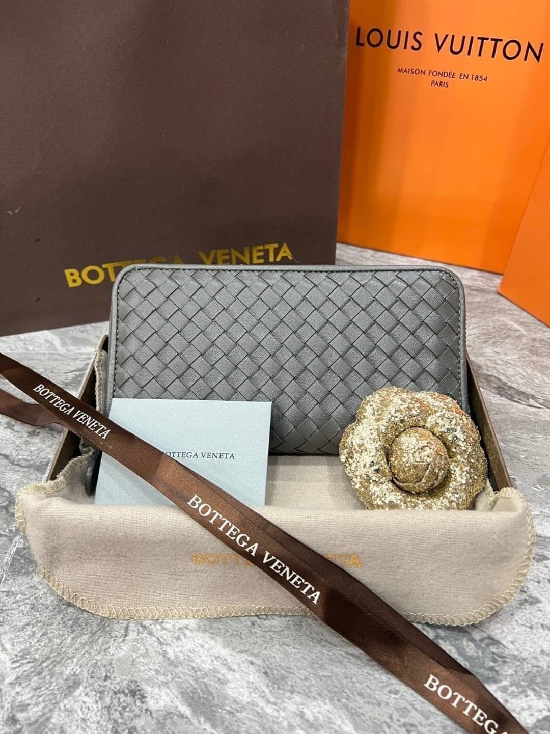 VIP 】หนังแท้ BOTTEGA VENETA LONG WALLET ZIP AROUND กระเป๋าสตางค์ใบยาวซิปรอบ รุ่นนี้หายากมากค่ะ เป็นรุ่นยอดนิยม ใช้ได้ทั้งหญิงชาย มาเท่าไหร่ไม่เคยพอเลยค่า เป็นรุ่นคลาสสิกที่หยิบมาใช้งานได้บ่อยที่สุด งานหนังแท้ทั้งใบสวยมากนะคะ ใช้ทนทานได้นานเลย ภาพสินค้าถ่า