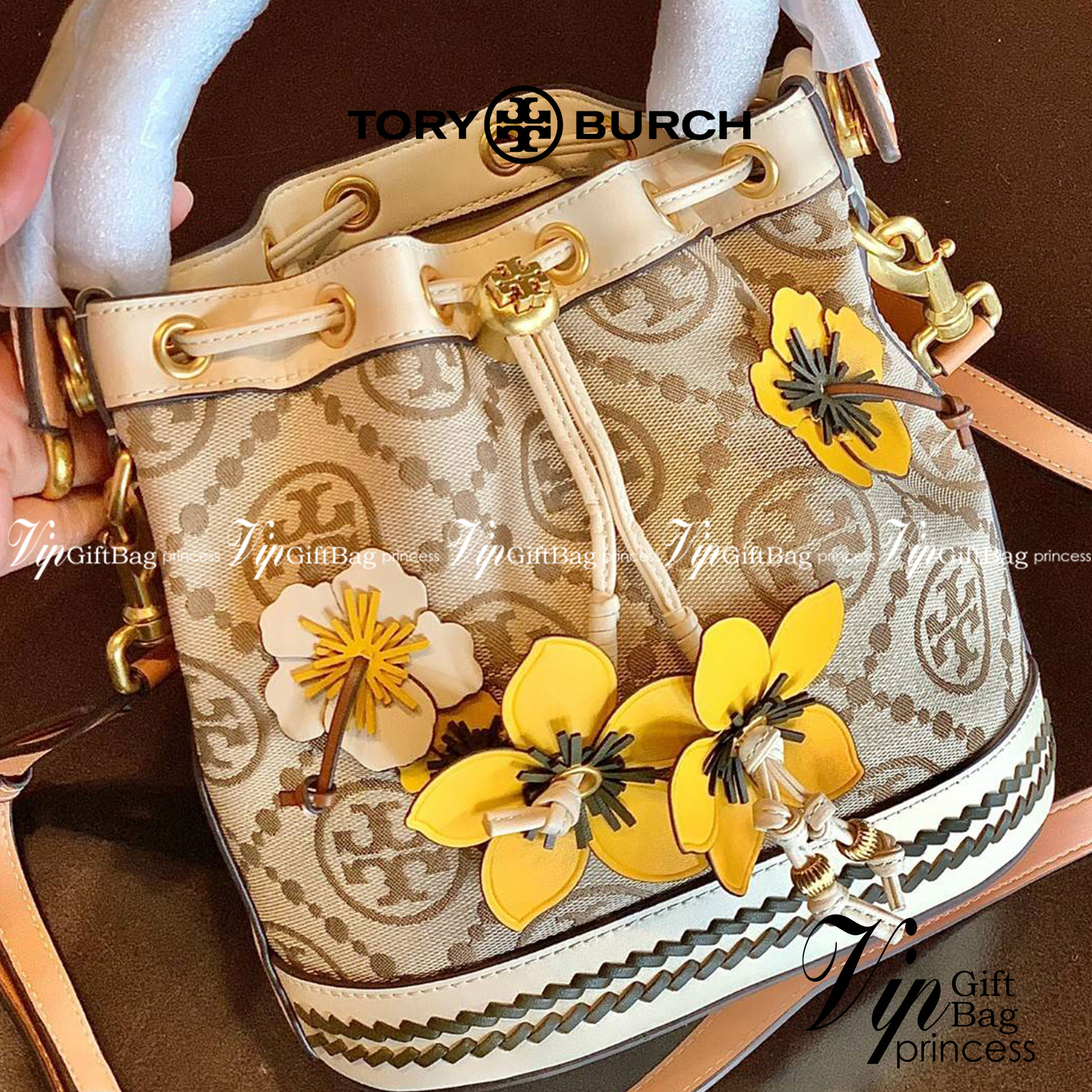 สวยโดดเด่น แต่แฝงความร่วมสมัยค่ะ! TORY BURCH CASUAL STYLE 3WAY LEATHER PURSES ELEGANT CROSSBODY((88963)) 🌼🌼🌼 พร้อมส่ง ห้ามพลาดเลยจริงๆค่ะ! กระเป๋าทรงถัง วัสดุ Jacquardทอล่ยแบรนด์+ขอบหนังแท้ เพิ่มดีเทลแบบถุกเข้ามาได้สวยโดดเด่น สะดุด