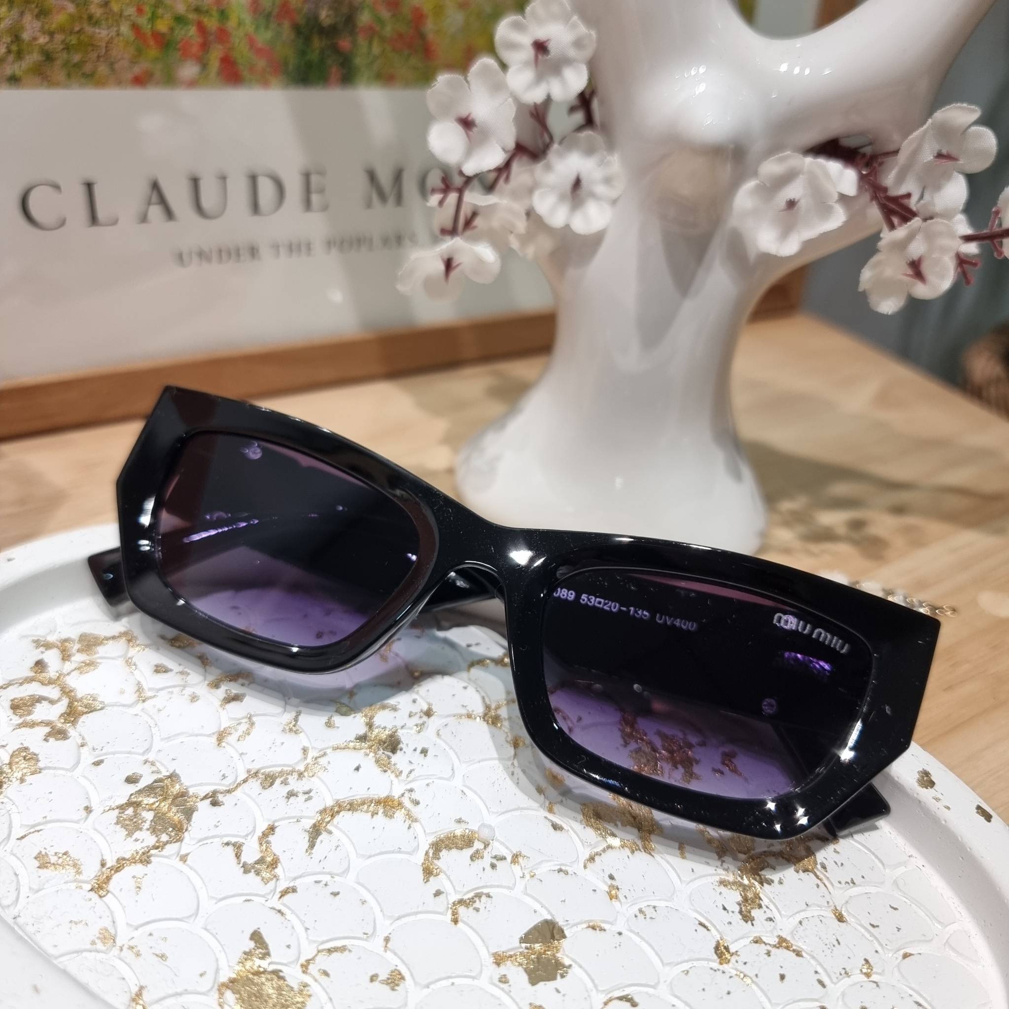 MIU MIU Sunglasses UV protection มาพร้อมอุปกรณ์ครบเซ็ท สวยปัง สวยตะโกน มีพกติดตัวไว้ไม่ตกเทรนด์ ใส่เสริมโหงวเฮ้ง ดูผู้ดี ใช้ได้ทุกโอกาส ทุกสถานการณ์ ใส่ที่บ้านถนอมสายตา ใส่ออกข้างนอกกันแดด กันลม กันฝุ่นก็มั่น ก็เลิศทั้งหมด