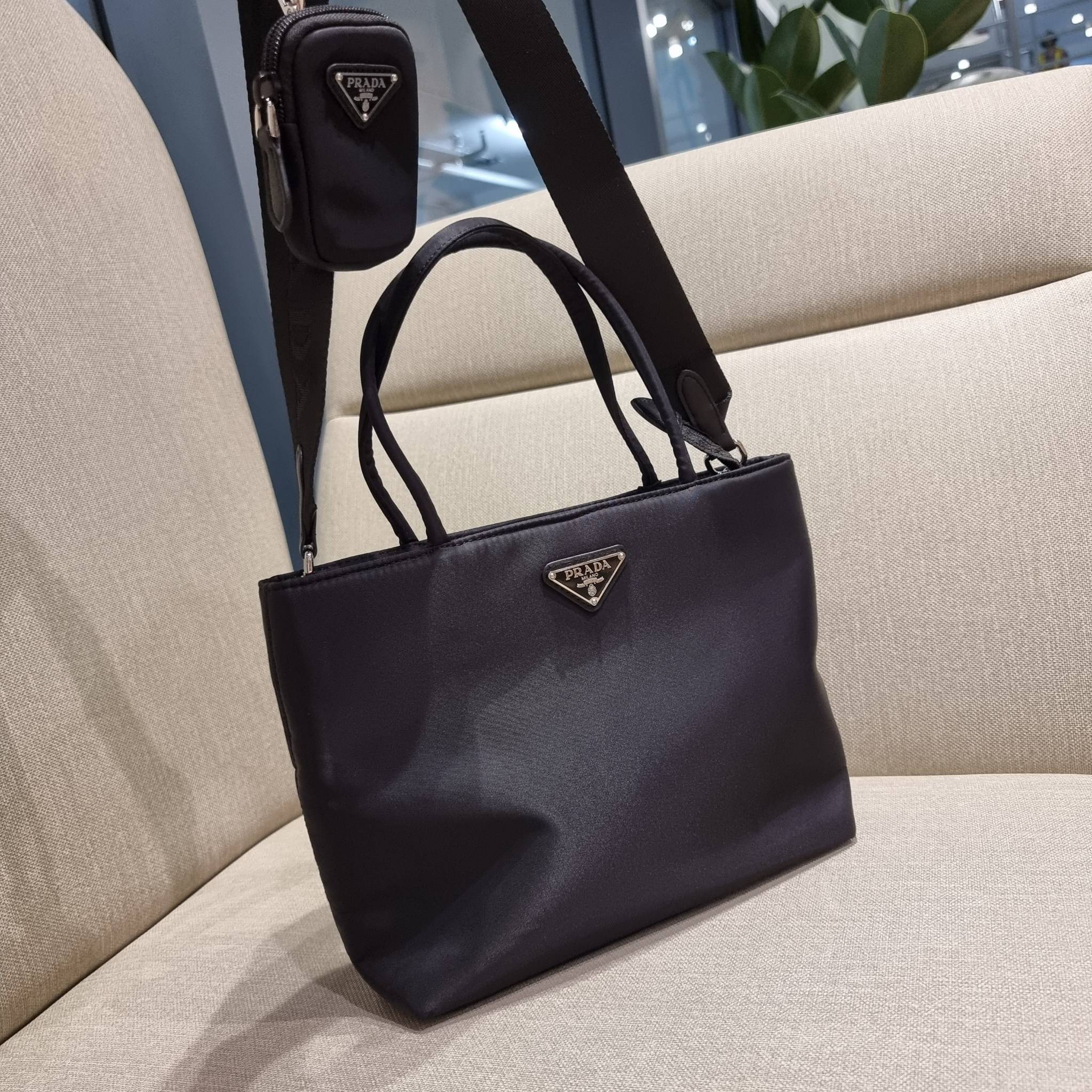 PRADA RE-NYLON TESUTO TOTE BAG กระเป๋าทรงช้อปปิ้ง ขนาดกำลังสวย รุ่นหายาก ขายดีตลอดกาล!!ด้วยรูปทรงที่ใช้งานง่ายและสะดวก ทำให้ครองใจทั้งสาวๆและหนุ่มๆได้ไม่ยาก วัสดุผ้าไนล่อนคุณภาพ พร้อมใบลูก ไว้ใส่เหรียญ ใส่กุญแจได้สารพัด ปากกระเป๋ามีซิปปิดกันของหล่น ภายในเ