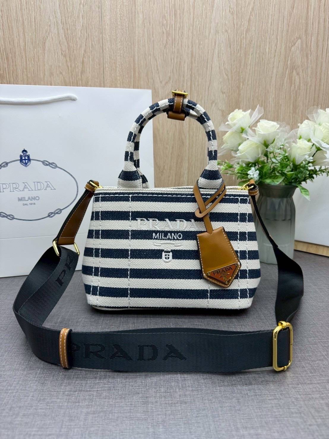 ORI หนังแท้ | Prada Jardinière linen blend mini-bag / Prada Tote Bag กระเป๋าทรงโท้ทใบเล็กน่ารัก ผ้าลินินผสม มาพร้อมดีไซน์ทันสมัย