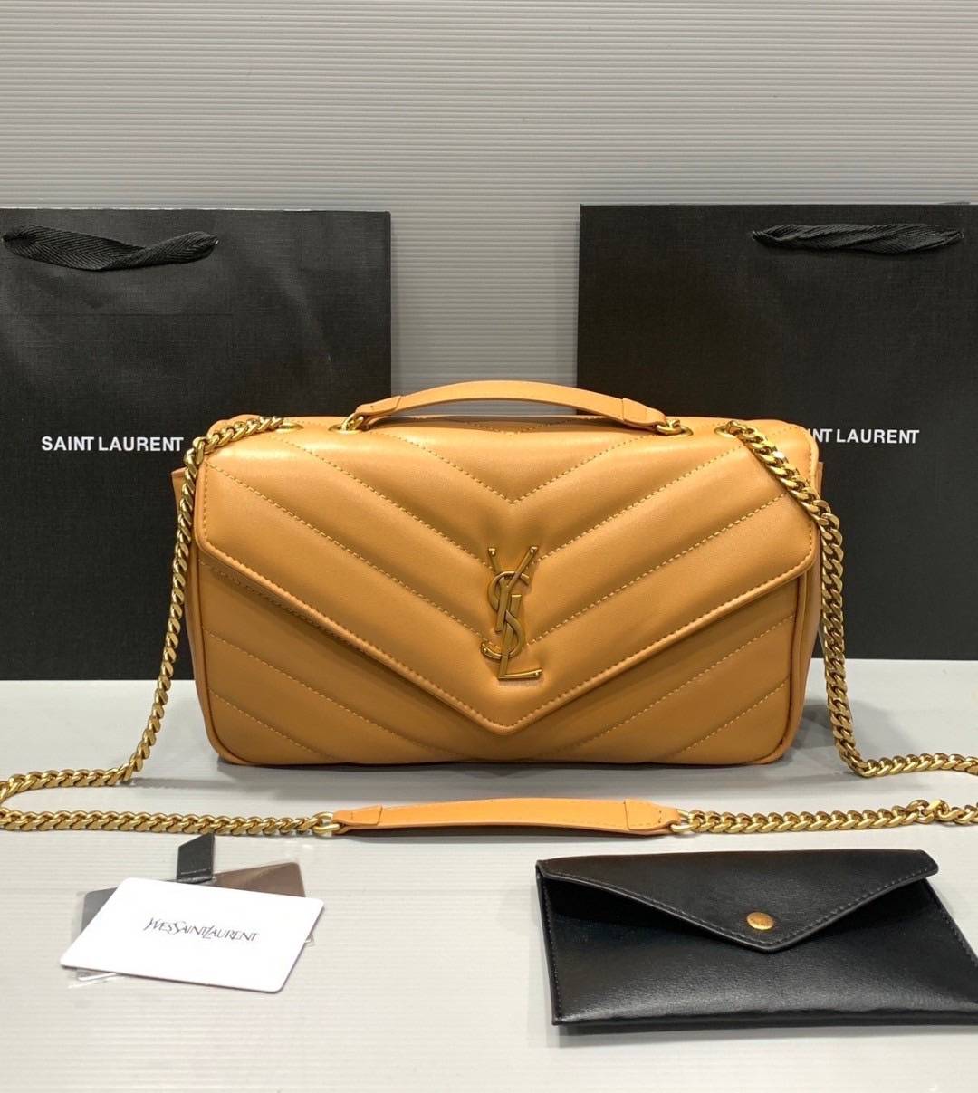 ORI | หนังแท้ 30cm YSL loulou medium in matelassé กระเป๋าสะพายทรงสวยคลาสสิค มาพร้อมใบเล็กใส่การ์ด งานหนังแท้สมผัสนุ่มมือตะเข็บเย็บลายเชฟรอนสวยเป็นเอกลัษณ์ ด้วยดีไซน์เรียบหรู ใช้ได้บ่อยไม่มีเบื่อ