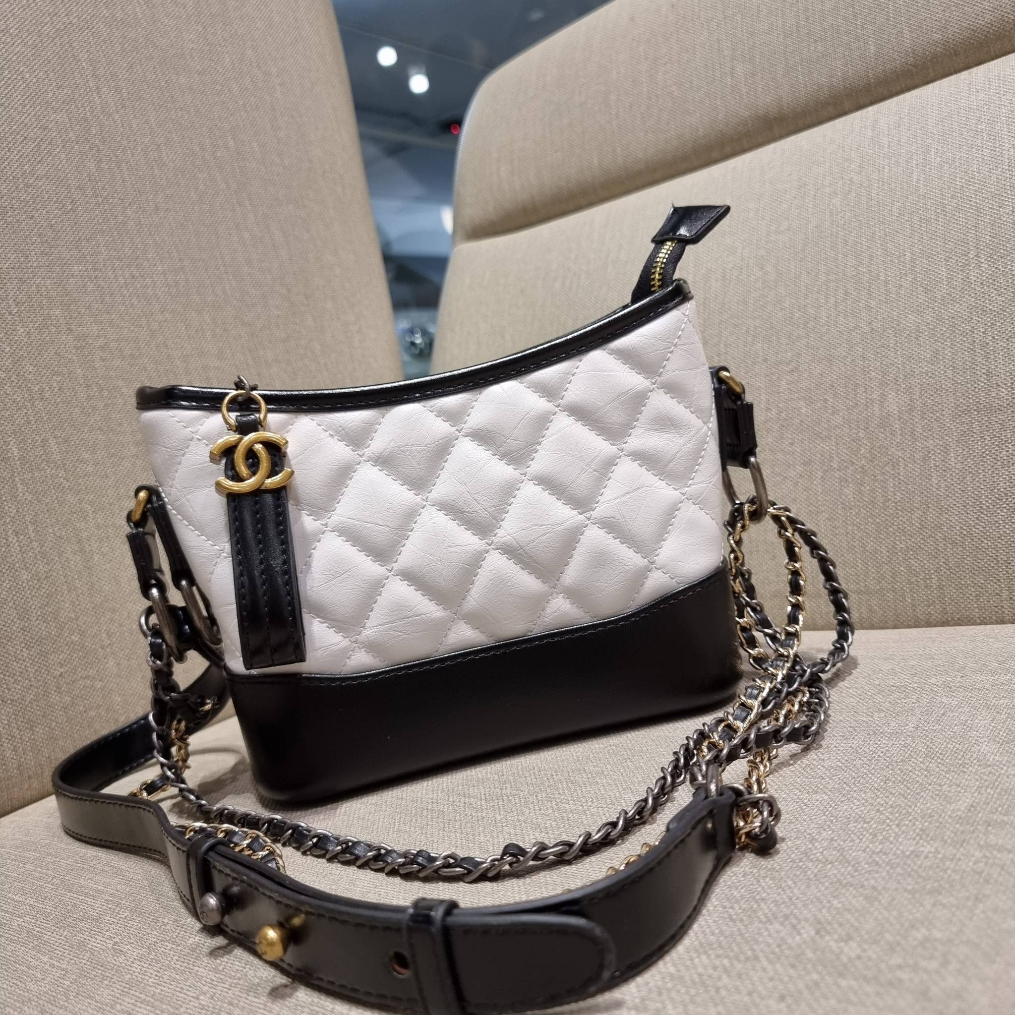 9" CHANEL SHOULDER BAG / CHANEL GABRIELLE HOBO BAG ไซส์คลาสสิค กระเป๋าสะพายข้าง/ไหล่ หนังแท้ นิ่ม หรู มาพร้อมพวงกุญแจสัญลักษณ์แบรนด์ อะไหล่พร้อมโซ่สะพายสีทองสลับสีเงินรมดำ สามารถสะพาย crossbody หรือสะพายไหล่ได้หมด สะพายแล้วขับผิวมากๆ เปิด-ปิดกระเป๋าด