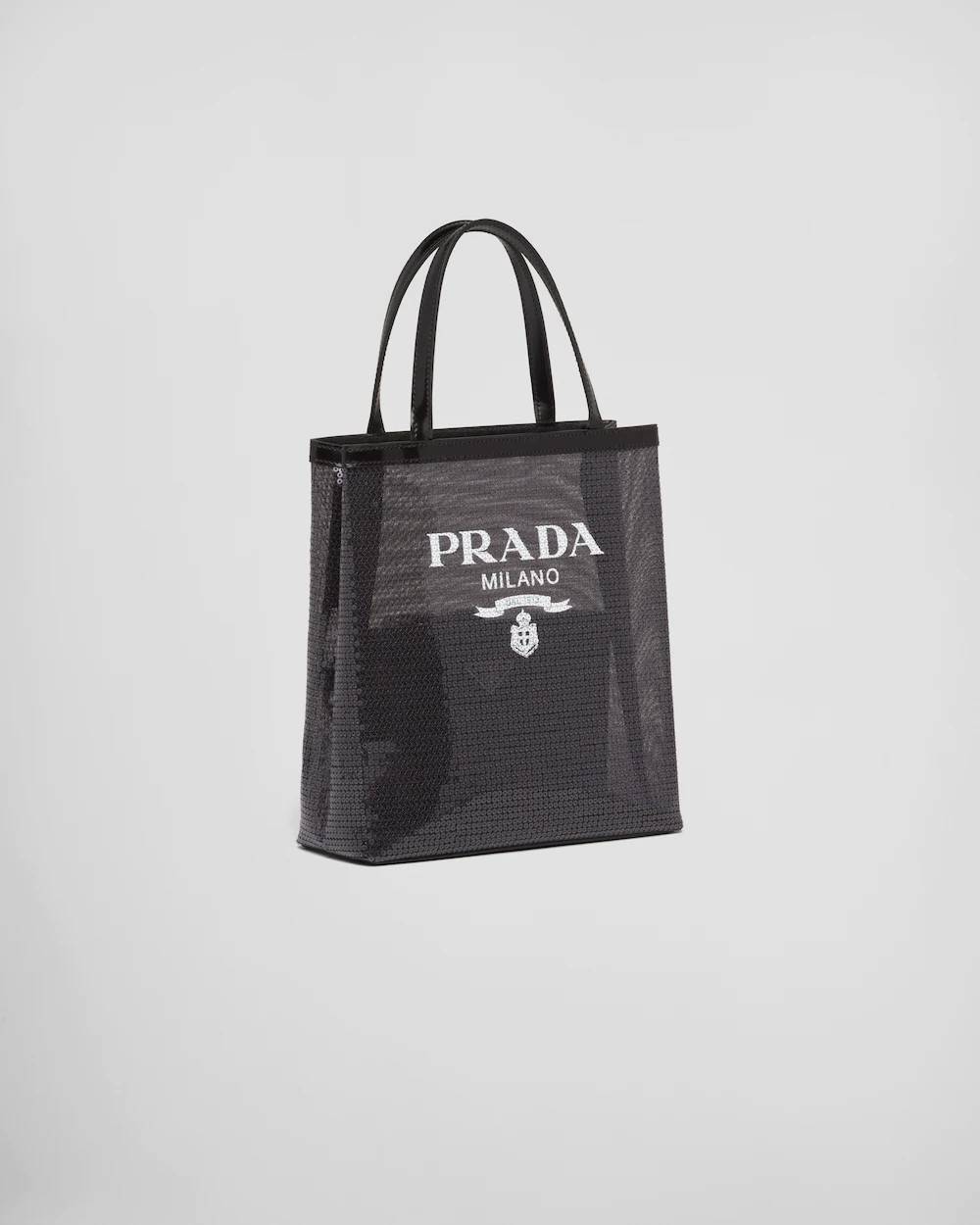 PRADA SMALL SEQUINED MESH TOTE BAG เอาใจสายแฟอีกครั้ง!! กระเป๋าทรงโท้ท ขนาดเล็ก ที่มีดีเทลฝีมือ ด้วยการเรียงร้อยแผ่นเลื่อมเป็นตาข่ายรอบใบ ตัดขอบด้วยหนังสังเคราะห์ พิเศษพร้อมใบลูกให้ด้วย ทรงใช้งานง่าย ภายในโล่งกว้าง ถือไปเรียน ไปเที่ยว ไปทำงาน พกพาง่ายสุดๆ
