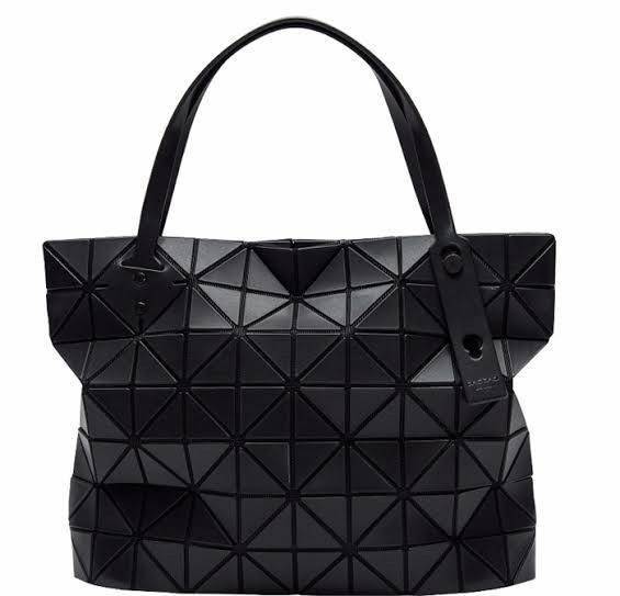 Bao Bao Issey Miyake ROCK MATTE ซีรีส์นี้จะเป็นทรงสี่เหลี่ยมผืนผ้า มีซิปปิดด้านบน ถือเป็นรุ่นที่เหมาะกับการใช้งานในชีวิตประจำวัน สามารถพับมุมและบริเวณด้านล่างของกระเป๋าเพื่อเพิ่มความสะดวกสบายในการใช้งาน ทั้งยังช่วยให้วางกระเป๋าในแนวตั้งได้อีกด้วย แผ่นต่อส