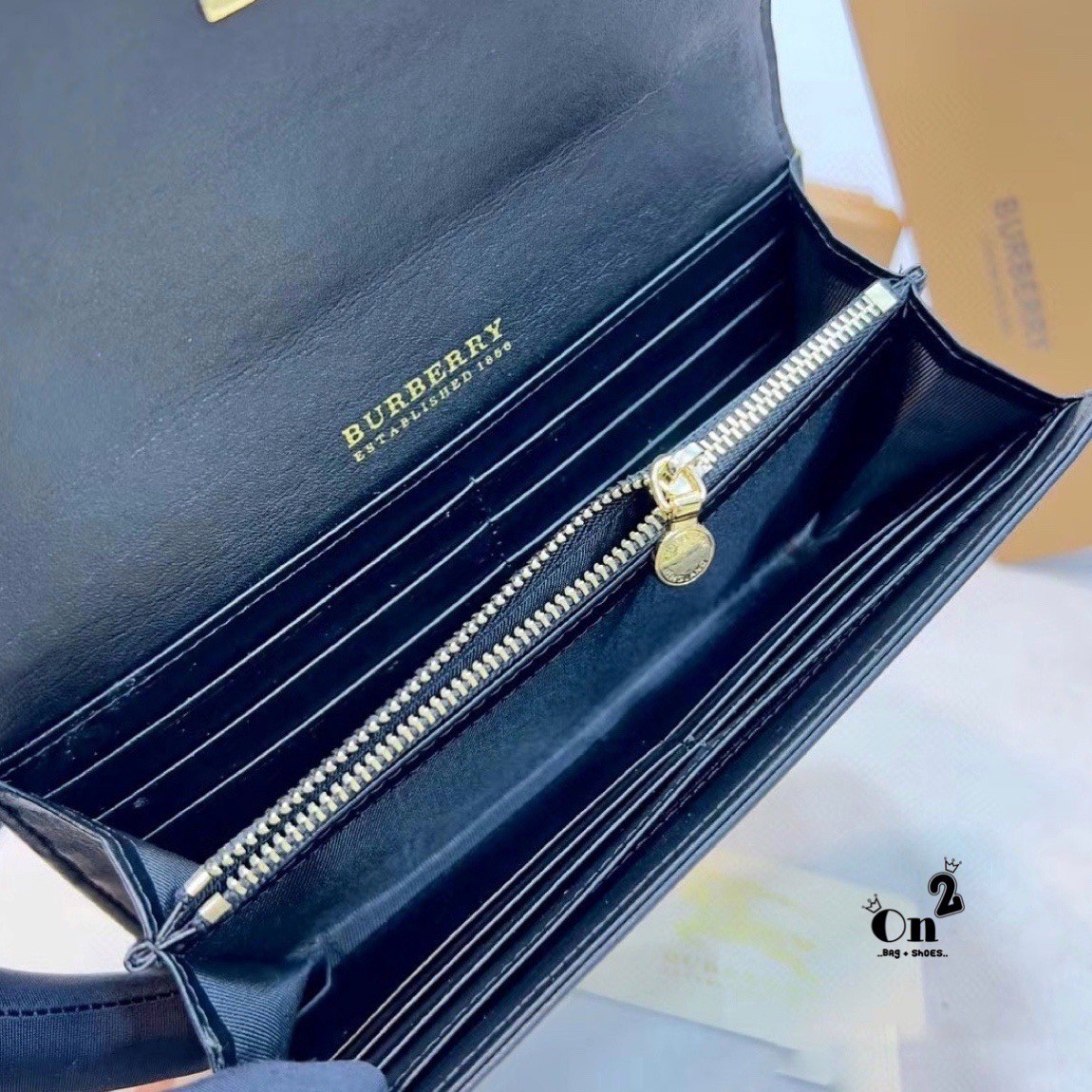 BURBERRY long wallet / BB vintage long wallet กระเป๋าสตางค์ใบยาวแบรนด์หรู เป็นไอเท็มสุดฮิต ติดทุกกระแส แรงไม่เคยตก รุ่น unisex สีไหนใครๆก็ใช้ได้หมด อยู่ที่ใจ!! ❤️ ใบยาวขนาดกำลังเหมาะมือ ถือแล้วขับผิวทุกสี ภายในมีช่องใส่บัตรเยอะ แบ่งสัดส่วนสวย ใส่ธน