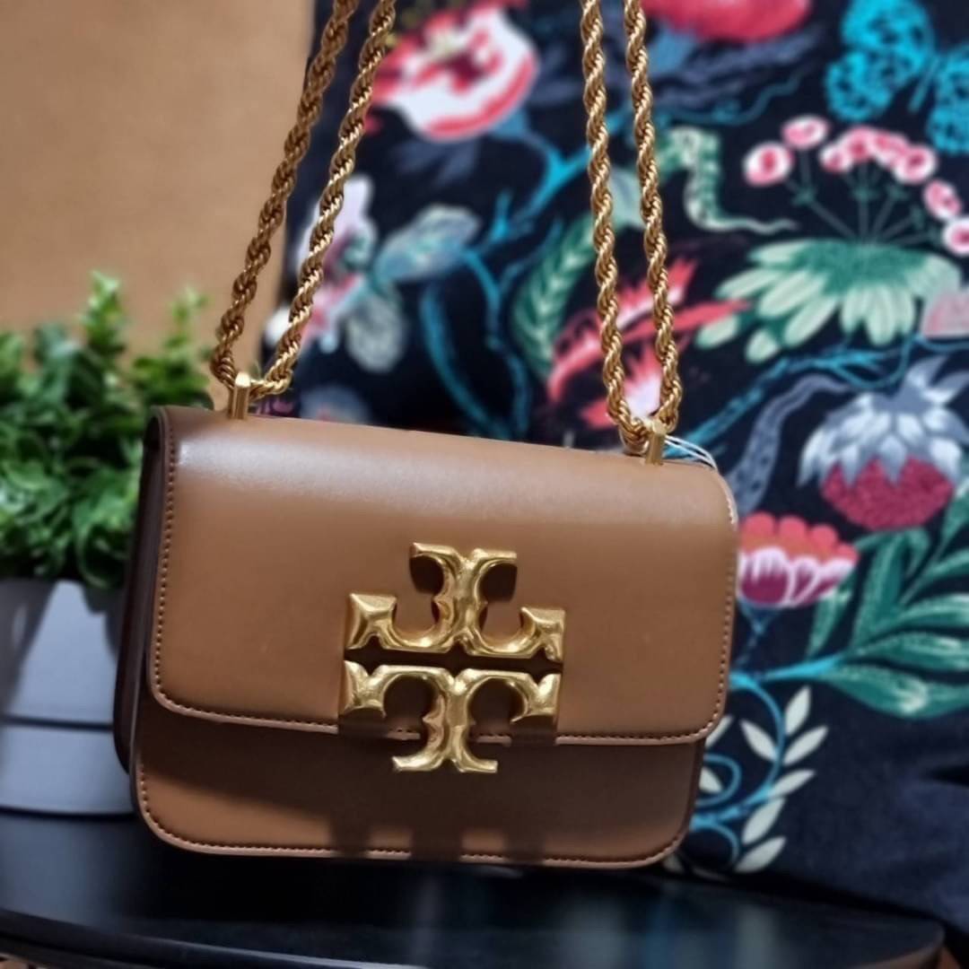 TORY BURCH ELEANOR SMALL CONVERTIBLE SHOULDER BAG ฮอตไอเท็ม รุ่นนี้ขายดีขายหมด สวยหรู คุณหนู ผู้ดี!! หายากมากแล้วน้า กระเป๋าสะพายข้าง ดีไซน์อยู่ทรง ขนาดกำลังสะดวกใช้สำหรับสาว วัสดุหนังแท้เต็มใบ สีทูโทน เปิด-ปิดด้วยแถบแม่เหล็ก ภายในแบ่งสัดส่วนได้เป็นอย่างด