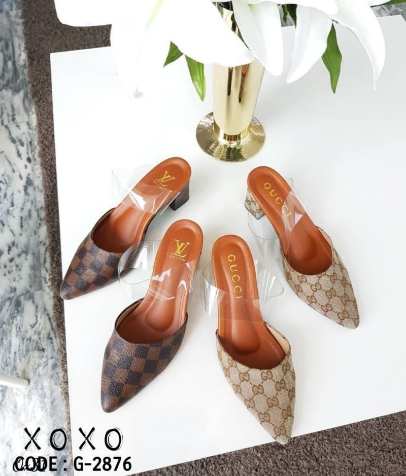 Louis Vuitton, Gucci รองเท้างานสวมหน้าวี หนัง PU ตีลายแบรนด์ งาน สวย หรู ดูแพงเกินราคาขาย คาดอีกชั้นเป็นพลาสติกใส่อย่างดีเนื้อนุ่ม ใส่สบาย ทรงนี้ใส่แล้วขาเรียวยาวนะจร้าซีสๆ แมทส์ชุดง่าย ส้นแท่ง ใส่ใช้งานไม่เมื่อย รับน้ำหนักได้ดี