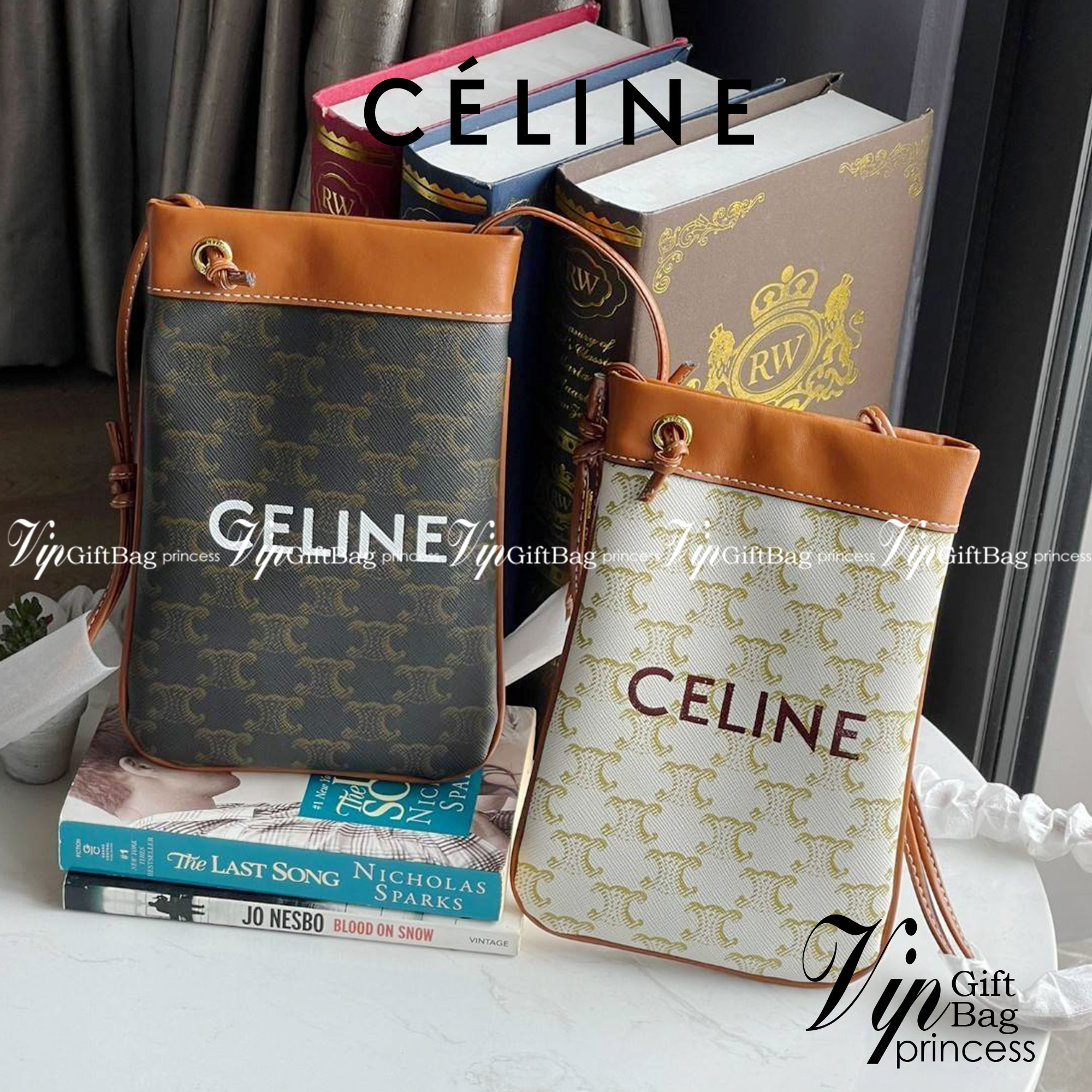 Celine Triomphe Pouch Crossbody Bag / Celine Phone Bag ในวันที่ต้องการความคล่องตัว เราสามารถหยิบกระเป๋าใส่โทรศัพท์ประเภทนี้เพื่อใส่เพียงแค่โทรศัพท์ เงิน และของสำคัญชิ้นเล็ก ๆ ได้เลย โดยไม่ต้องพกกระเป๋าใบใหญ่ ๆ ไปให้เกะกะ แถมยังดูเป็นแฟชั่นที่ทันสมัยอีกด้ว