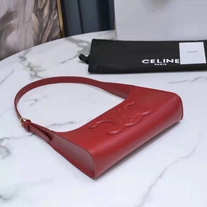 หนังแท้ CELINE SHOULDER BAG CUIR TRIOMPHE IN SMOOTH CALFSKIN ภาพสินค้าถ่ายจากงานขายจริง ใช้งานต่างประเทศได้