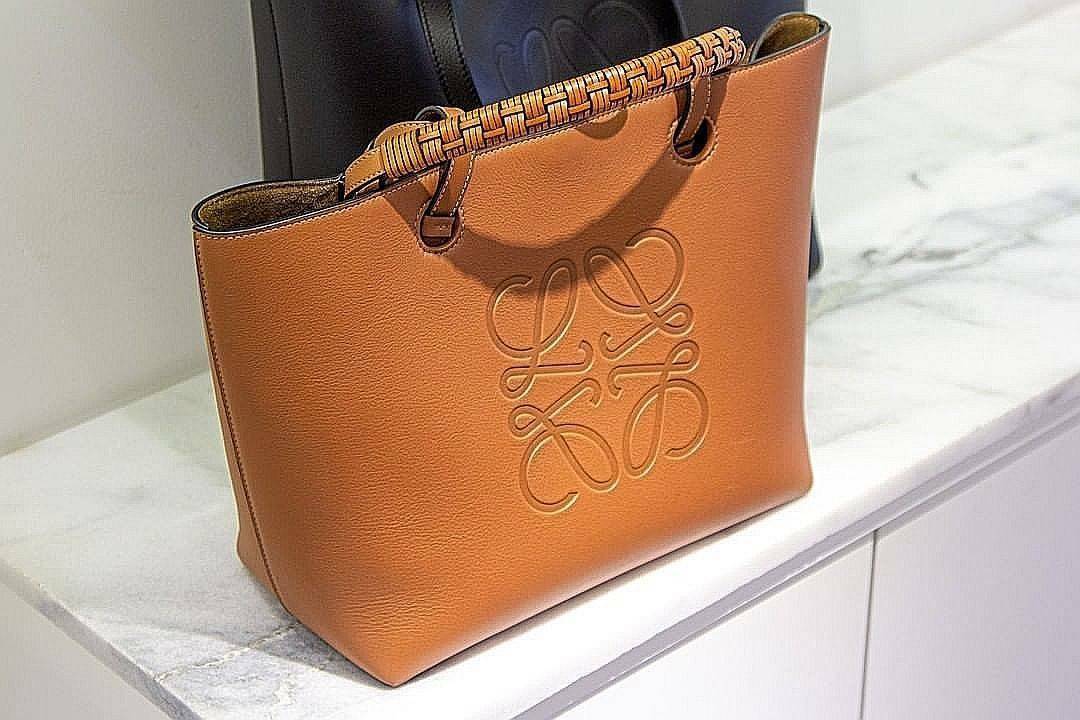 LOEWE HANDLE & SHOULDER BAG VIP GIFT WITH PURCHASE (GWP) กระเป๋าหนังแท้พรีเมี่ยมกิ๊ฟ Limited จาก LOEWE PERFUME DUTYFREE รุ่น Rare items สุดๆวัสดุหนังแท้ Lambskin แบบนิ่มเทคเจอร์สวยดีไซน์สุดหรูคงเอกลักษณ์แบรนด์ ภายในโล่งกว้าง ซับในหนังกลับ ใบใหญ่กำลังดีจุส