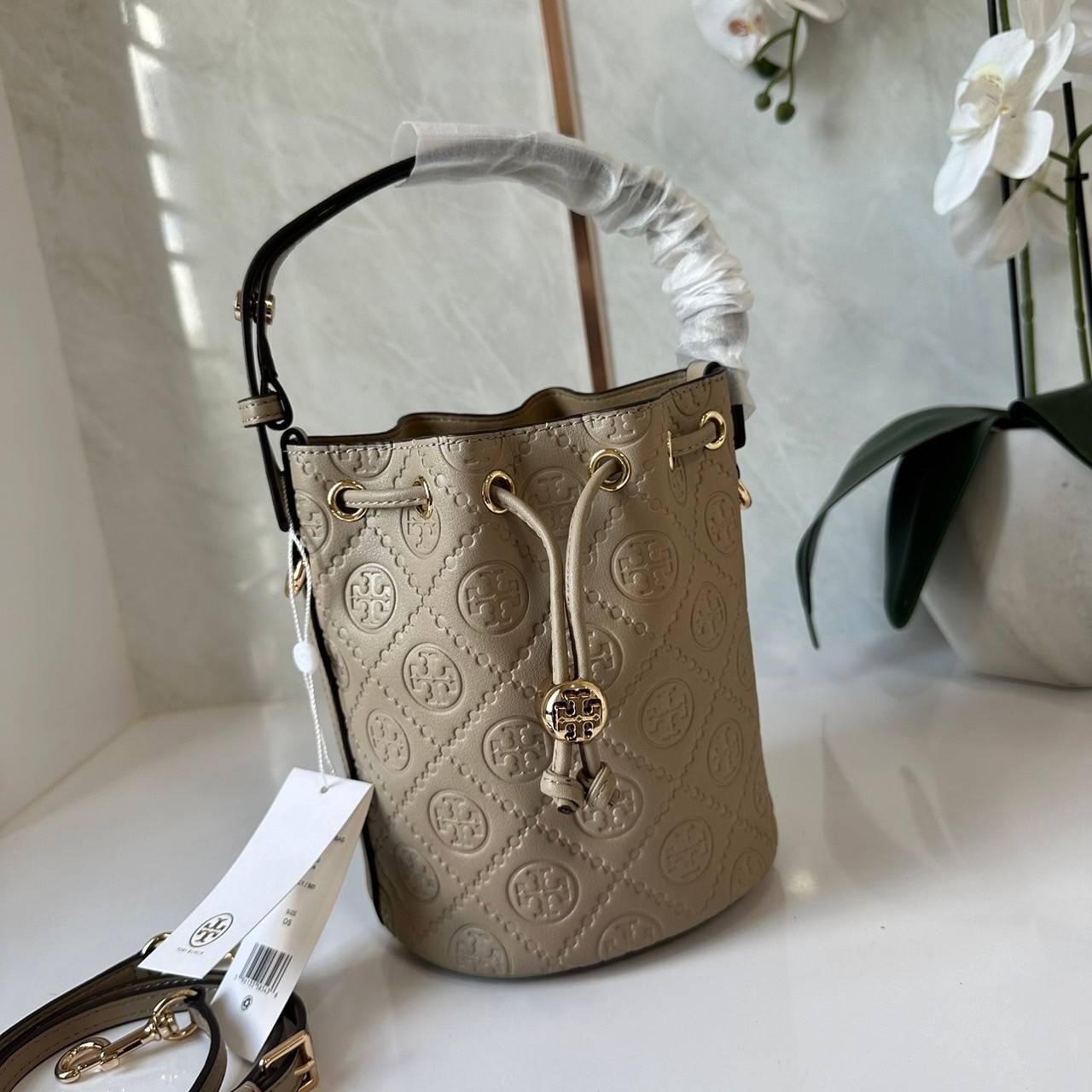 TORY BURCH mini T Monogram leather bucket bag กระเป๋าบัคเกต ไซต์ mini คอลเลกชันหนัง T Monogram ลายซิกเนเจอร์หนังปั้มลายนูน