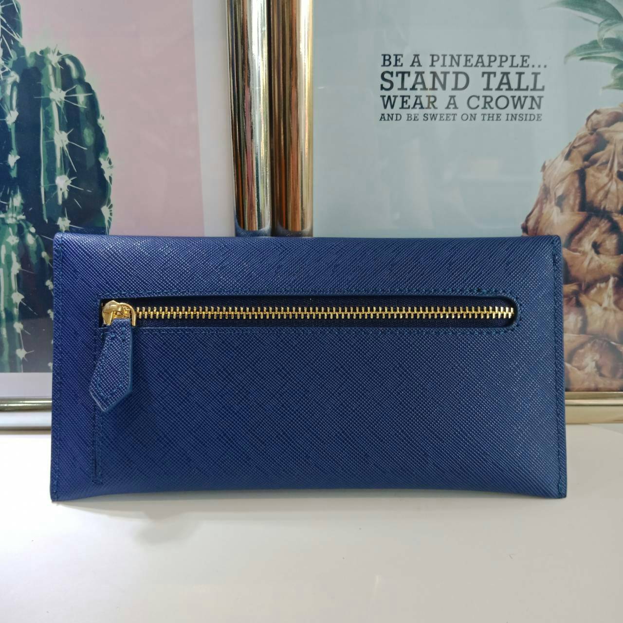 กระเป๋าสตางค์ยาว **ทรงหรู จากงานพรีเมี่ยมกิ้ฟ จากเคาเตอร์ต่างประเทศ จากแบรนด์ PRADA ลายหนัง saffiano ของแท้ 100% เปิดปิดฝาพับ มีช่องใหญ่1ช่อง ช่องใส่บัตร 3 ช่อง ใส่ได้ถึงแบงค์พัน หรือจะใส่มือถือได้ถึง Iphone+ และช่องซิปใส่ของจุกจิกด้านหลังน้ำหนักเบา จับถน