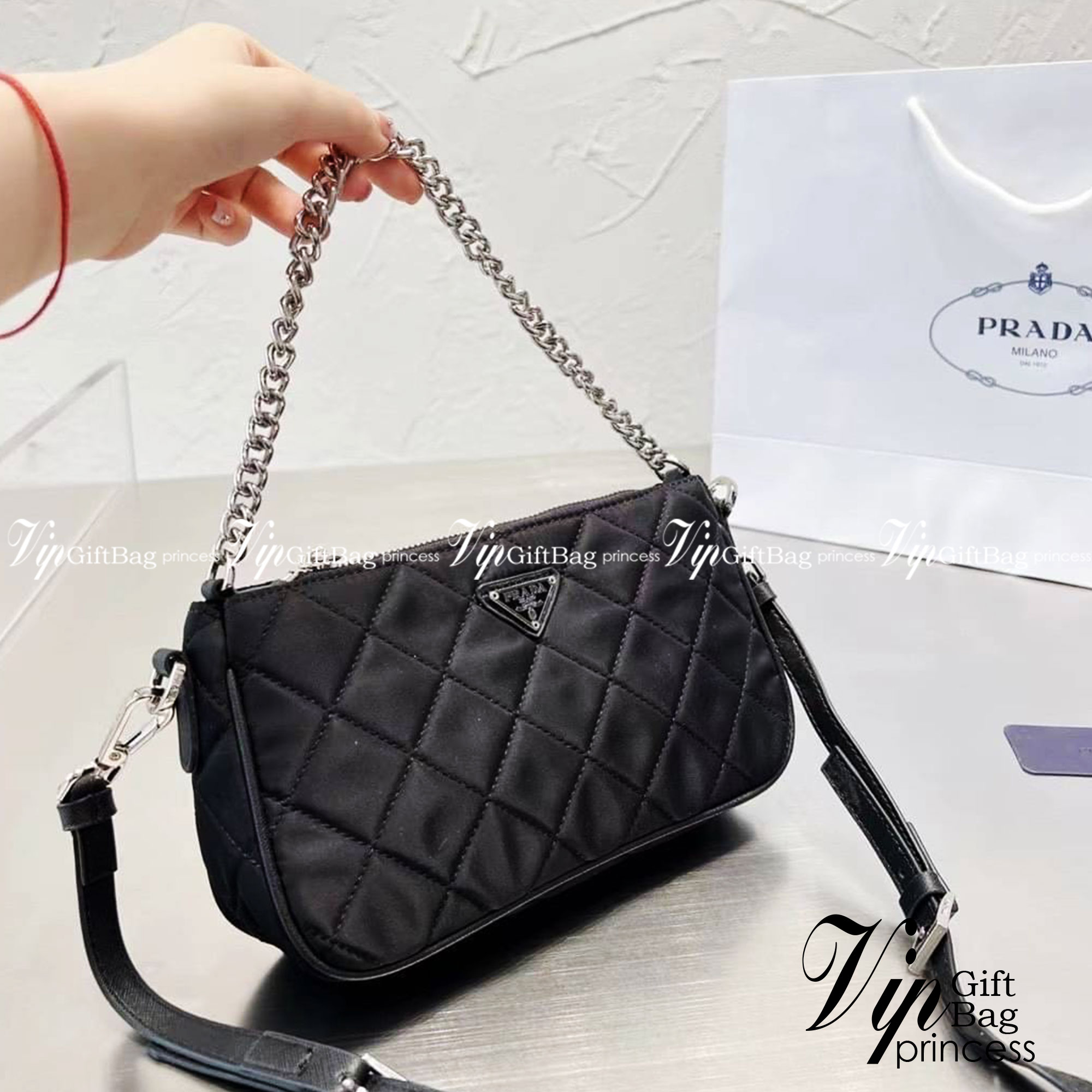 PRADA Tessuto Nylon Quilted Convertible Top Handle Sling Bag / PRADA Nylon Shoulder Bag กระเป๋าสะพายรุ่น Every Day Look ได้เลยค่ะ รุ่นแนะนำ วัสดุเป็น Nylon เนื้อดี บุเดินเส้นลายตารางดีไซน์ยอดนิยม ขนาดกำลังดี น้ำหนักเบา ด้านหน้าประดับโลโก้แบรนด์อะไหล่เงินส
