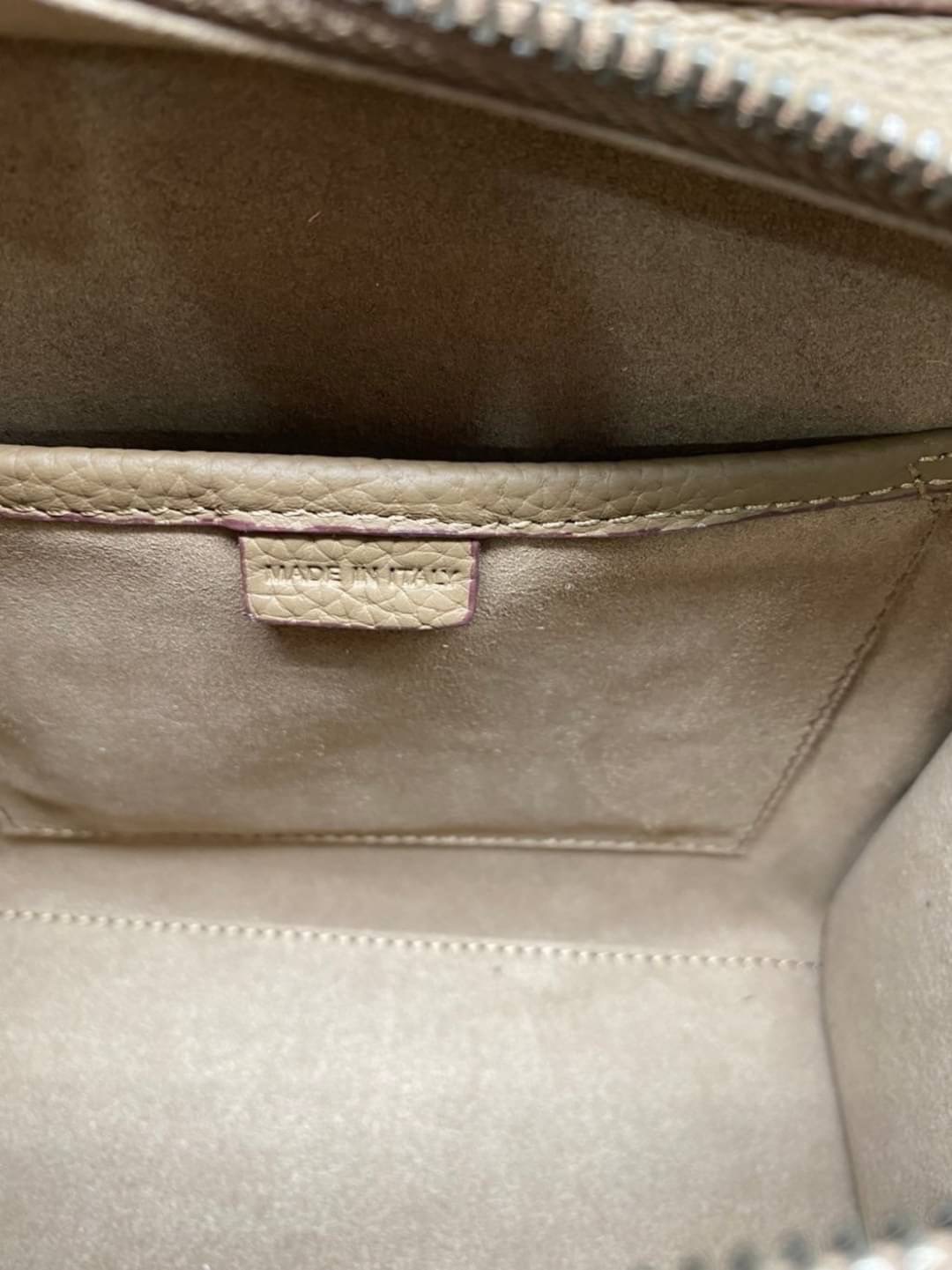 CELINE NANO LUGGAGE BAG IN DRUMMED CALFSKIN เกรดออริจินอล กระเป๋าสะพายรุ่นตามหา ขนาดกำลังดี เปิดปิดด้วยซิปอะไหล่ทองมีที่จับหนัง ด้านในกว้าง มาพร้อมช่องซิปอีกช่อง เป็นอีกทรงที่ฮิตมานานข้ามปี มาพร้อมสายยาวสะพายแบบ CROSSBODYได้ หรือจะถือออกงานก็สวยหรูอีกแบบ 