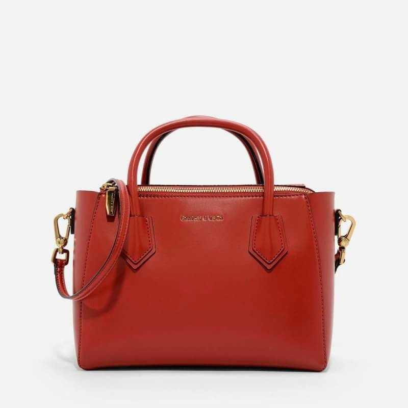 CHARLES & KEITH DOUBLE ZIP STRUCTURED BAG กระเป๋าถือหรือสะพายรุ่นใหม่ลชนช็อป ขนาดกำลังดี หนังเรียบสวยอยู่ทรงด้านหน้ามีโลโก้แบรนด์ เปิดปิดด้วยซิป ภายในกว้างจุของได้เยอะ ใส่ Ipad กระเป๋าสตางค์ หนังสือ ของใช้ได้จุ มาพร้อมสายสะพายยาวถอดปรับระดับได้ได้ มีหมุดร
