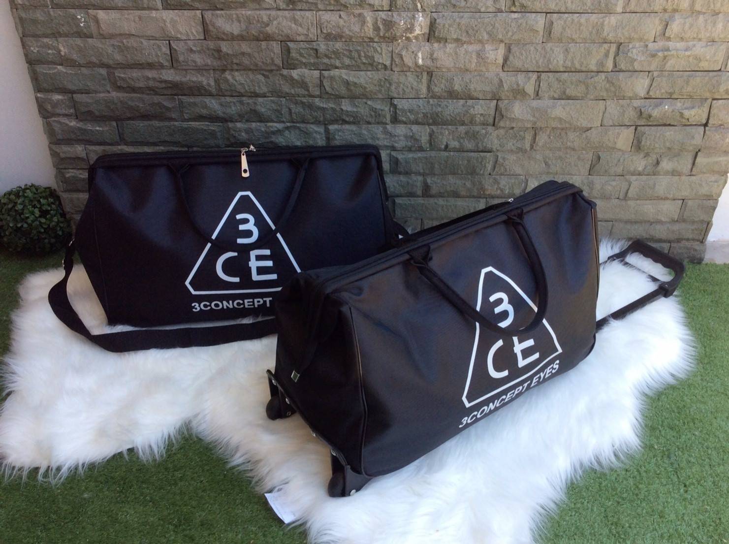 กระเป๋าเดินทางล้อลาก **3cebag เข้าแล้วจ้ารุ่นนี้สั่งทำพิเศษ เอาใจลูกค้า ต้องไปท่องเที่ยวบ่อย คันชักสั่งตรงจาฮ่องกง งานเป๊ะ หัวซิปนำกุญแจมาล็อคได้ ตัดเย็บโดยช่างคุณภาพ ซิปรูดลื่นมากๆ น้ำหนักเบา เหมาะกับไปเที่ยวหลายๆวัน นำติดตัวขึ้นเครื่องได้ วัสดุไนลอน ผสม