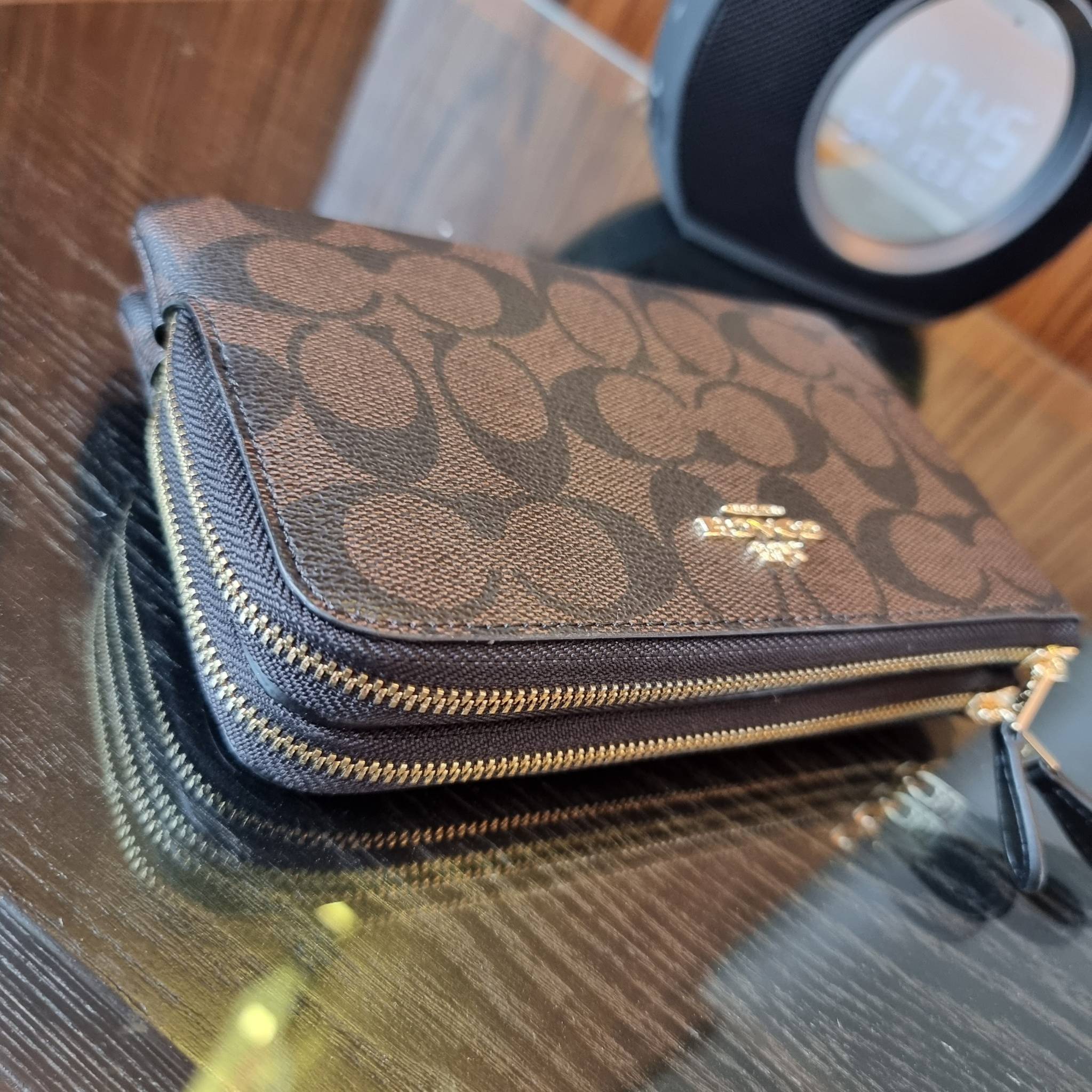 COACH F87591 DOUBLE CORNER ZIP WALLET IN SIGNATURE COATED CANVAS คล้องมือรุ่น 2 ซิป!! มาแล้วจ้า 🌟🤗 ไซส์นี้คือเหมาะมือจริงๆ พกง่ายเช่นเคย ไม่ต้องกังวลว่าจะเกะกะหรือกินพื้นที่กระเป๋าหลัก วัสดุหนังแคนวาสเคลือบลาย มีช่องหลักแยก 2 ช่อง ภายในบุผ