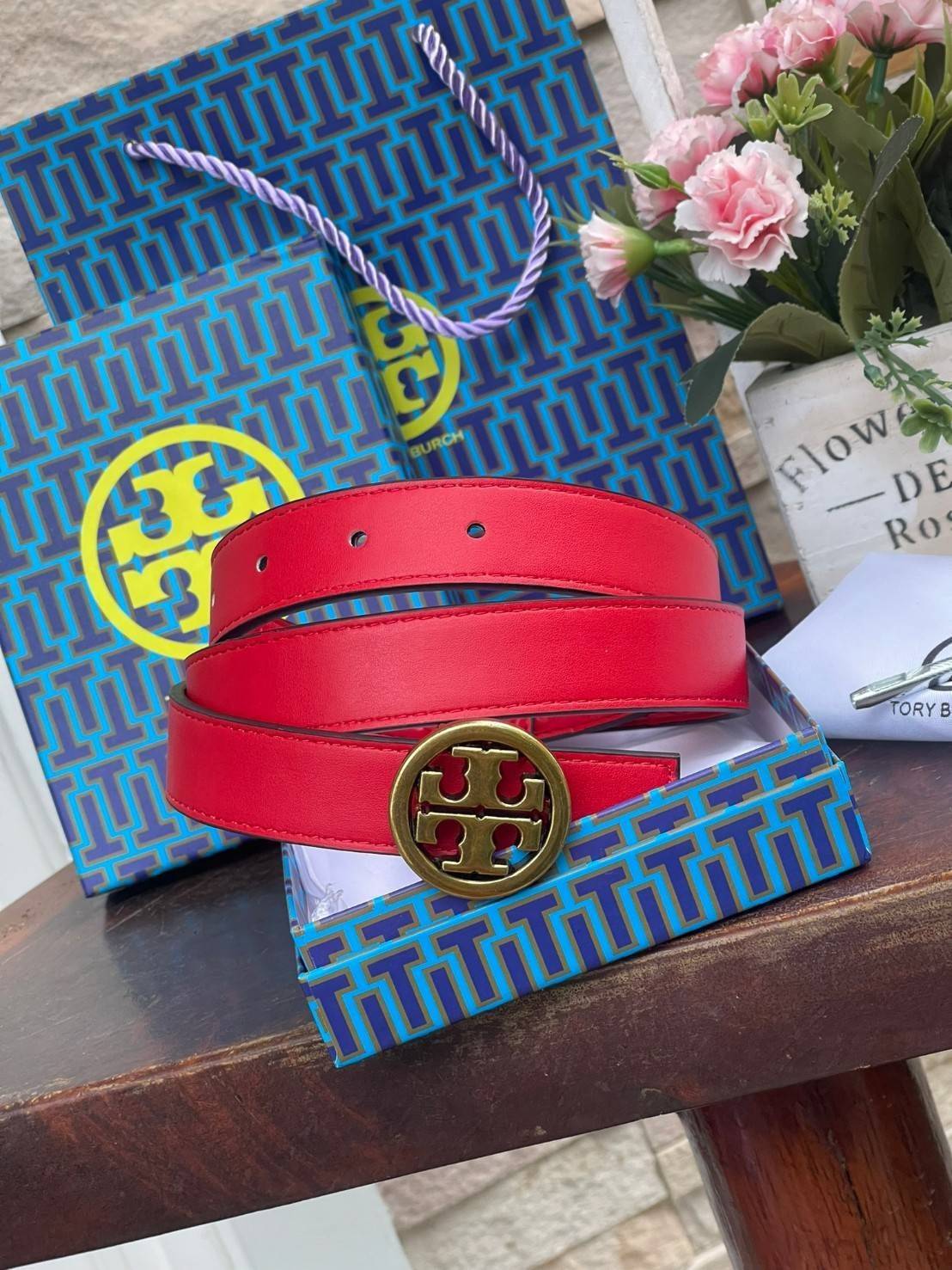 Tory burch Midnight with Tag Logo Monogram Embossed Leather Belt เป็นเข็มขัดที่ตอบโจทย์ของคุณได้อย่างลงตัวทุกสไตล์การแต่งตัว ไม่ว่าจะใส่คู่กับเดรสหรือกางเกงยีนส์ก็ดูดีทีเดียว เพราะหัวเข็มขัดโดดเด่นด้วยดีไซน์ทรงกลมรูป Double T ที่เป็นสัญลักษณ์ประจำแบรนด์ ส