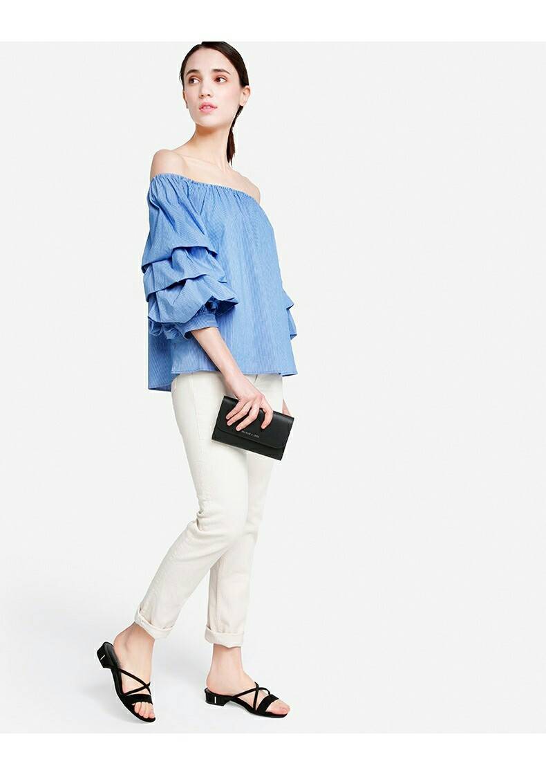 CHARLES&KEITH FRONT FLAP WALLET กระเป๋าสตางค์แบบ cluth คลัช รุ่นชนช็อปเปิดปิดด้วยฝาปิดกระดุมแม่เหล็ก ด้านหน้ามีโลโก้แบรนด์ ภายในมีช่องใส่ของ เยอะค่ะ มีทั้งฝช่องซิป และช่องใส่บัตรหลายช่อง สามารถใส่ธนบัตร มือถือ เหรียญและบัตรได้เยอะ มีกระดุมปรับขยายทรง มาพร