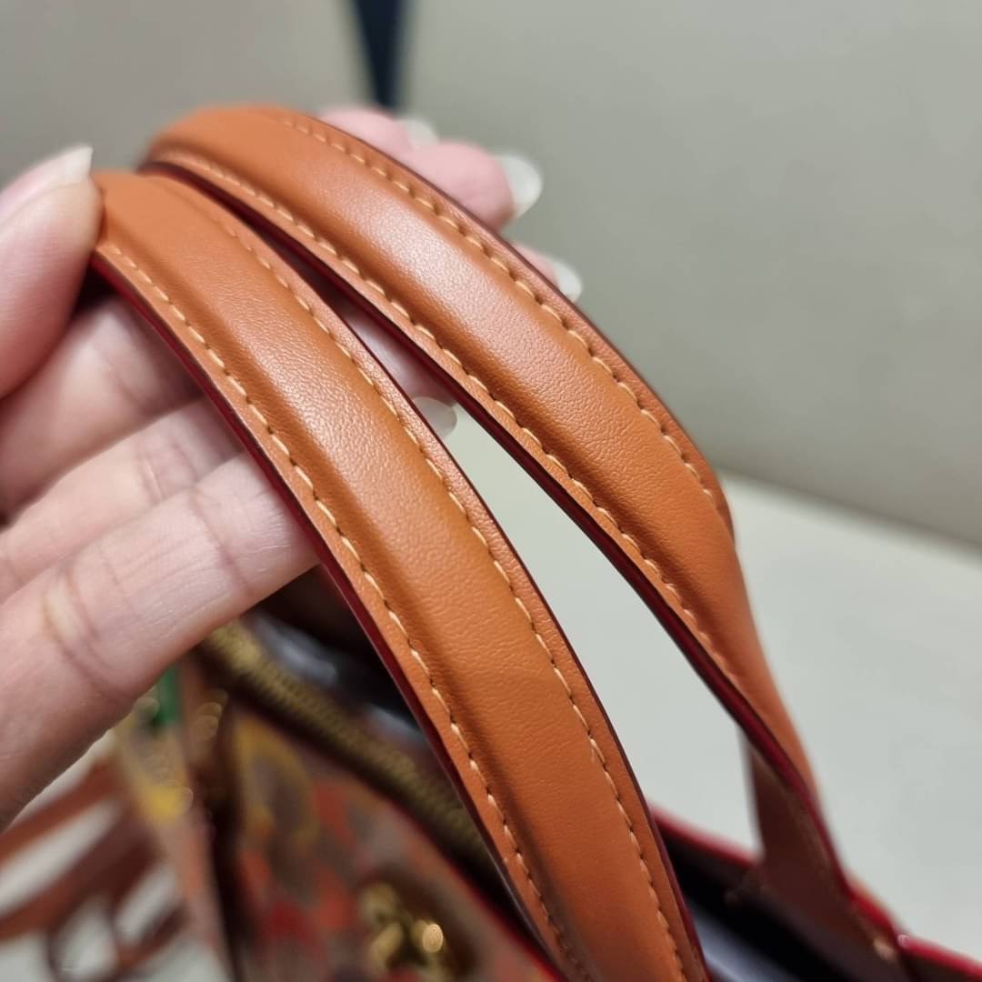 COACH CA102 WILLOW TOTE 24 IN RAINBOW SIGNATURE CANVAS ไปให้สุดกับความเลิศของลวดลายสายรุ้ง ที่แต่งแต้มลงบนกระเป๋าทรงโท้ท ไซส์กำลังสวย พกพาได้สะดวก มีตัวบิดล็อคที่ปากกระเป๋าด้านหนึ่ง และกระดุมแม่เหล็กอีกด้านหนึ่ง ภายในโล่งกว้าง เก็บของได้เป็นสัดส่วนไปเลย ม