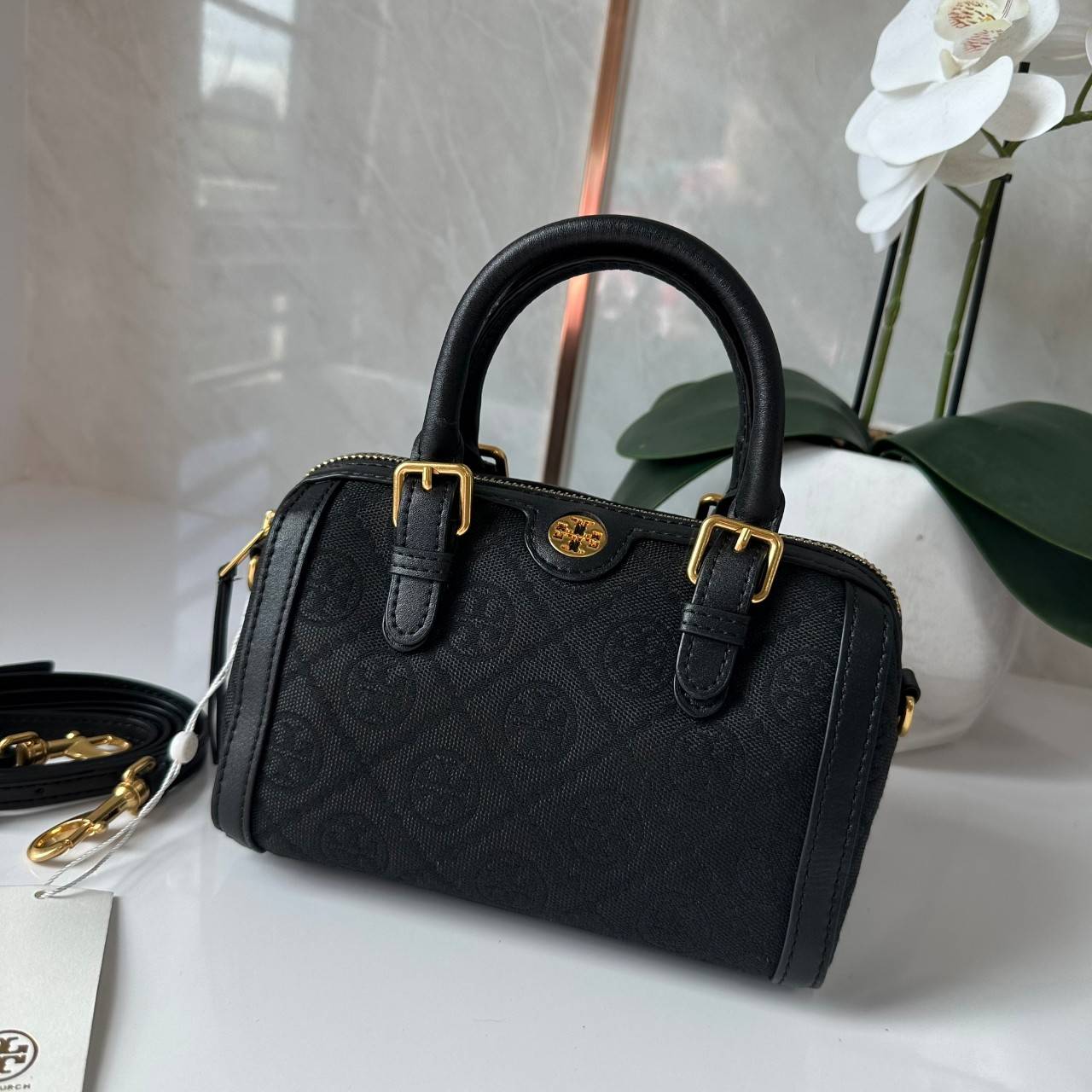 Small TORY BURCH T MONOGRAM PETITE BARREL BAG in black / Tory Bucket Bag สีดำคลาสสิก กระเป๋าทรงขนมจีบ กระเป๋าทรงหมอนดีไซส์มินิน่ารัก