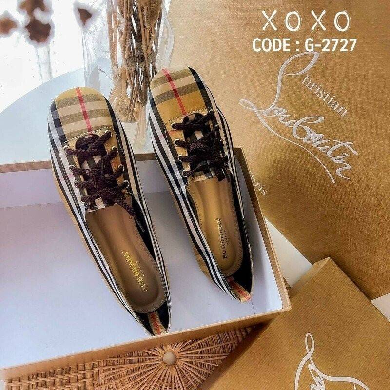 Burberry Flat Shoes คัชชูสไตล์ผ้าใบ ทรงเทย์ แมทส์ชุดง่าย สวมใส่ง่าย ผ้านุ่ม ทรงรองเท้ากว้าง ด้านหน้าเชือกถอดร้อยได้ วัสดุผ้าลายแบรนด์ งานจริง สวย เรียบร้อยมาก แนะนำค่ะ