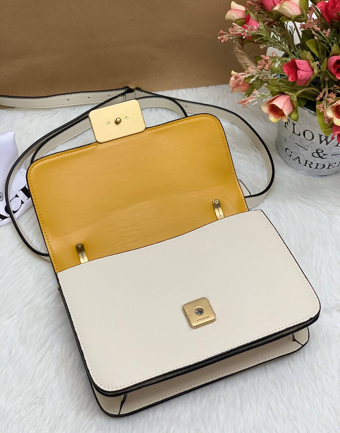 COACH ALIE SHOULDER BAG ((4615)) กระเป๋าสะพายข้างหรือสามารถทบสายกันเพื่อคล้องไหล่ได้ค่ะ วัสดุหนังแท้ หนังนิ่มสวยงามมากๆค่ะ ด้านหน้าเป็นแผ่นโลหะแบรนด์ดูหรูทีเดียว เปิดปิดกระเป๋าแบบกดล็อค ภายในแบ่งช่องหลักหนึ่งช่องค่อนข้างกว้างใส่มือถือได้ทุกรุ่น;กระเป๋าเงิ