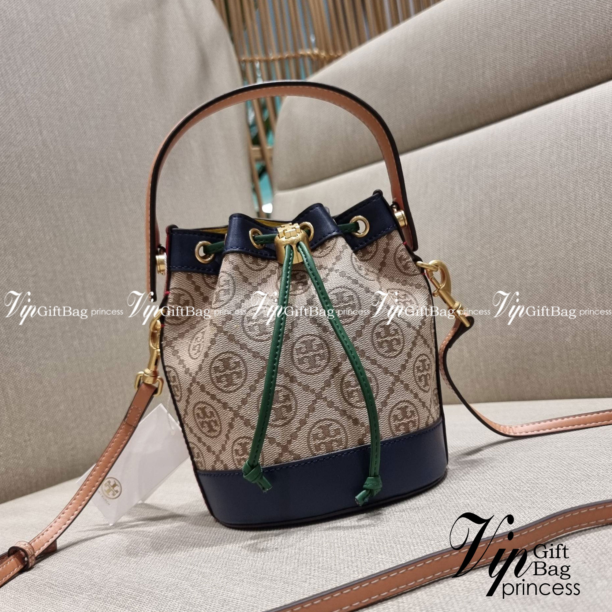 MINI : TORY BURCH T MONOGRAM COLOR-BLOCK JACQUARD MINI BUCKET BAG ใหม่ล่าสุด กับกระเป๋าบัคเก็ตทรงสวย ไซส์มินิ ในราคาน่ารัก โดดเด่นด้วยลวดลายเอกลักษณ์ ผสานลายคัลเลอร์บล็อค โทนสีตัดกันอย่างลงตัว ถักทอบนวัสดุ woven jacquard ลายคมชัด สลับส่วนของหนังแท้ ภายในเ